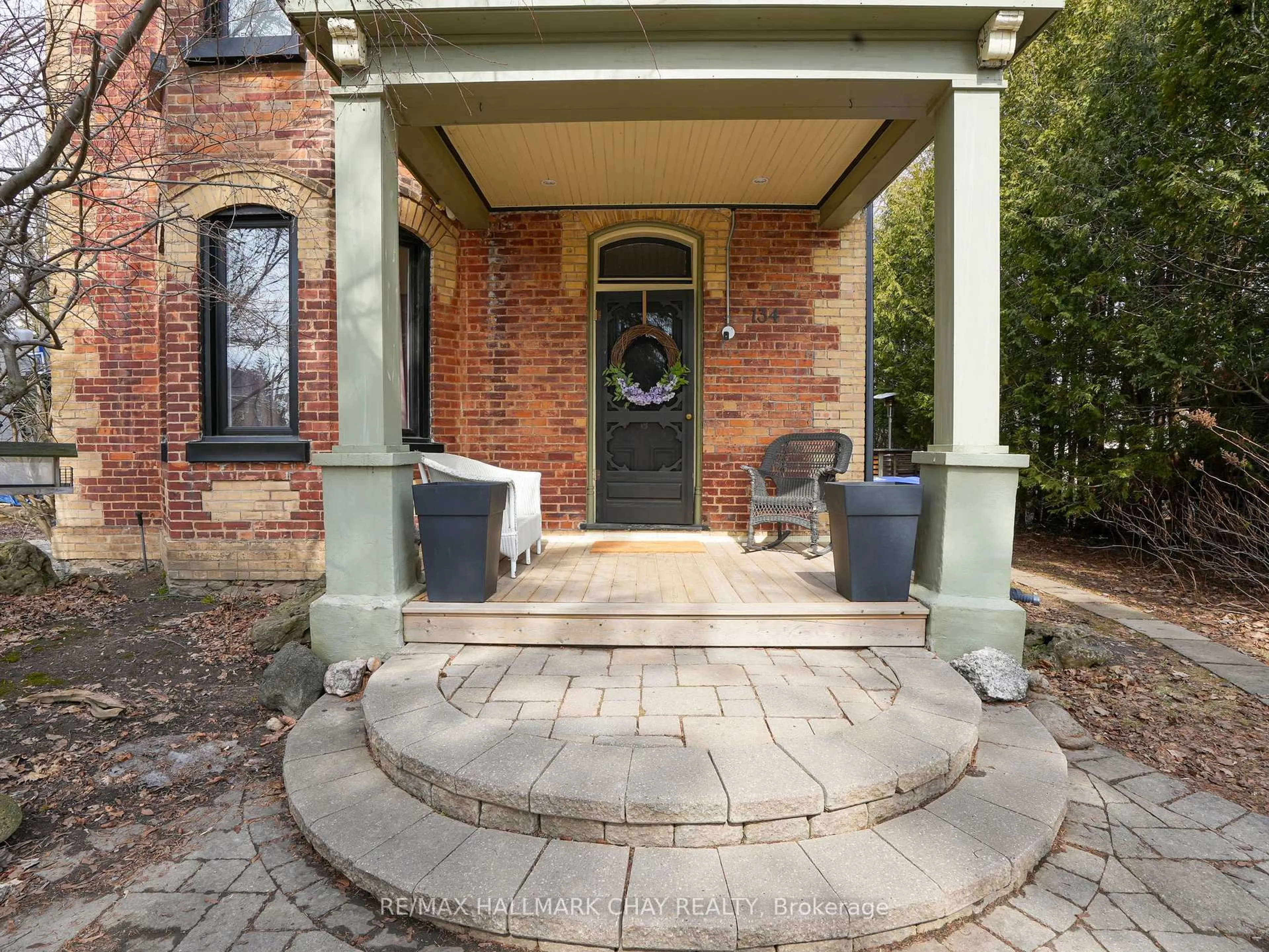 Patio, street for 134 Victoria St, New Tecumseth Ontario L9R 1K6