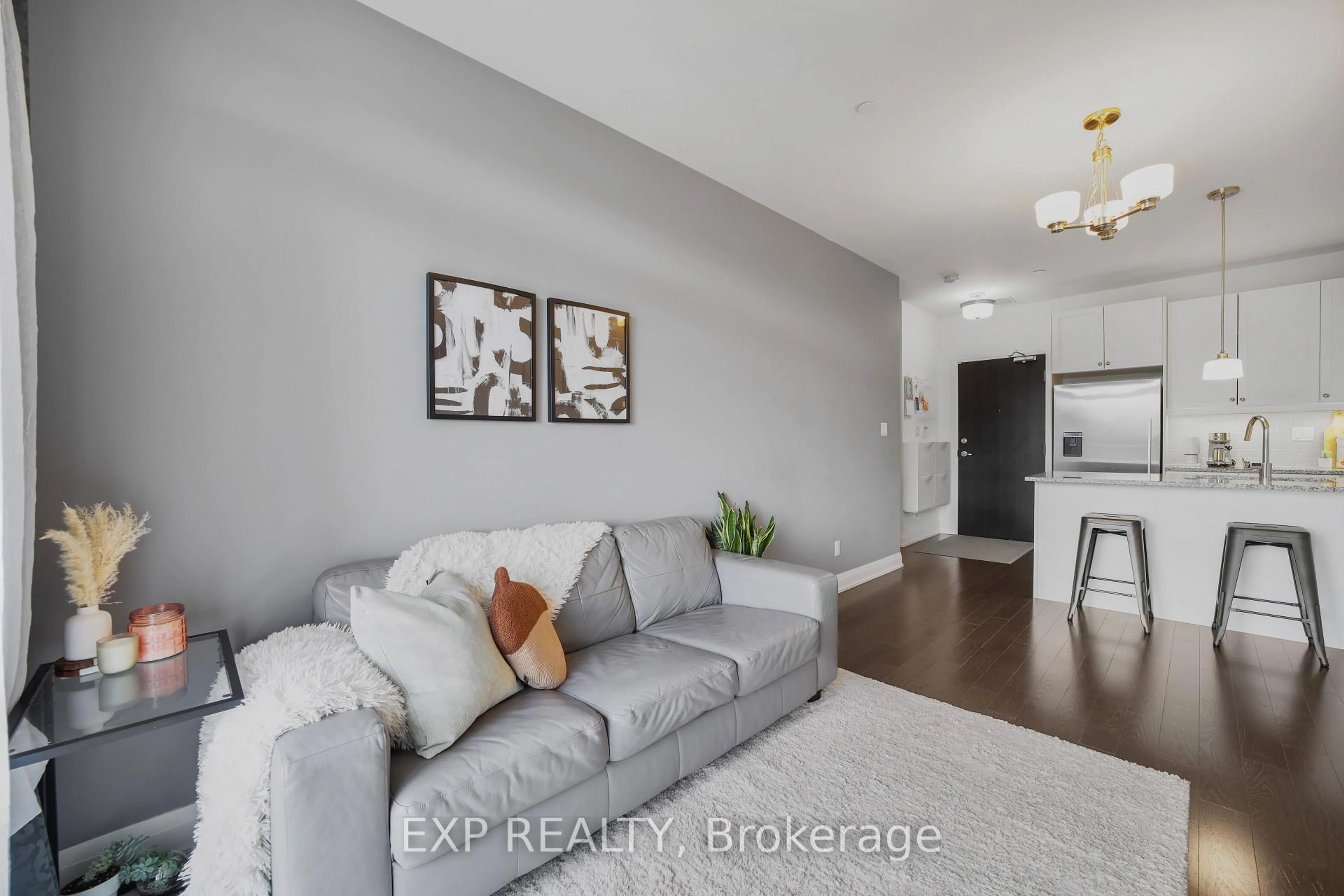 Living room with furniture, unknown for 15277 Yonge St #602A, Aurora Ontario L4G 1N6