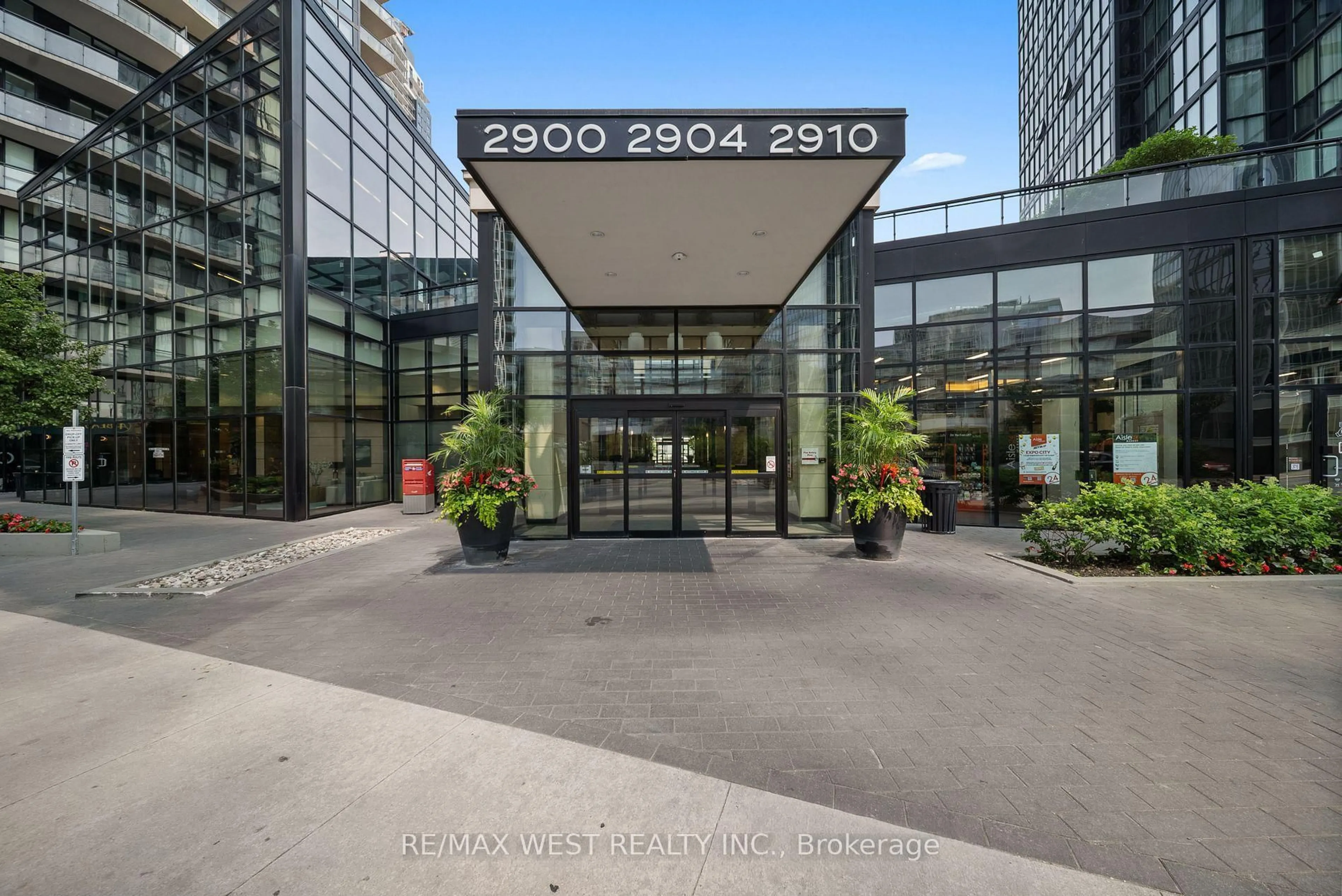 Indoor foyer for 2910 Highway 7 Rd #2303, Vaughan Ontario L4K 0H8