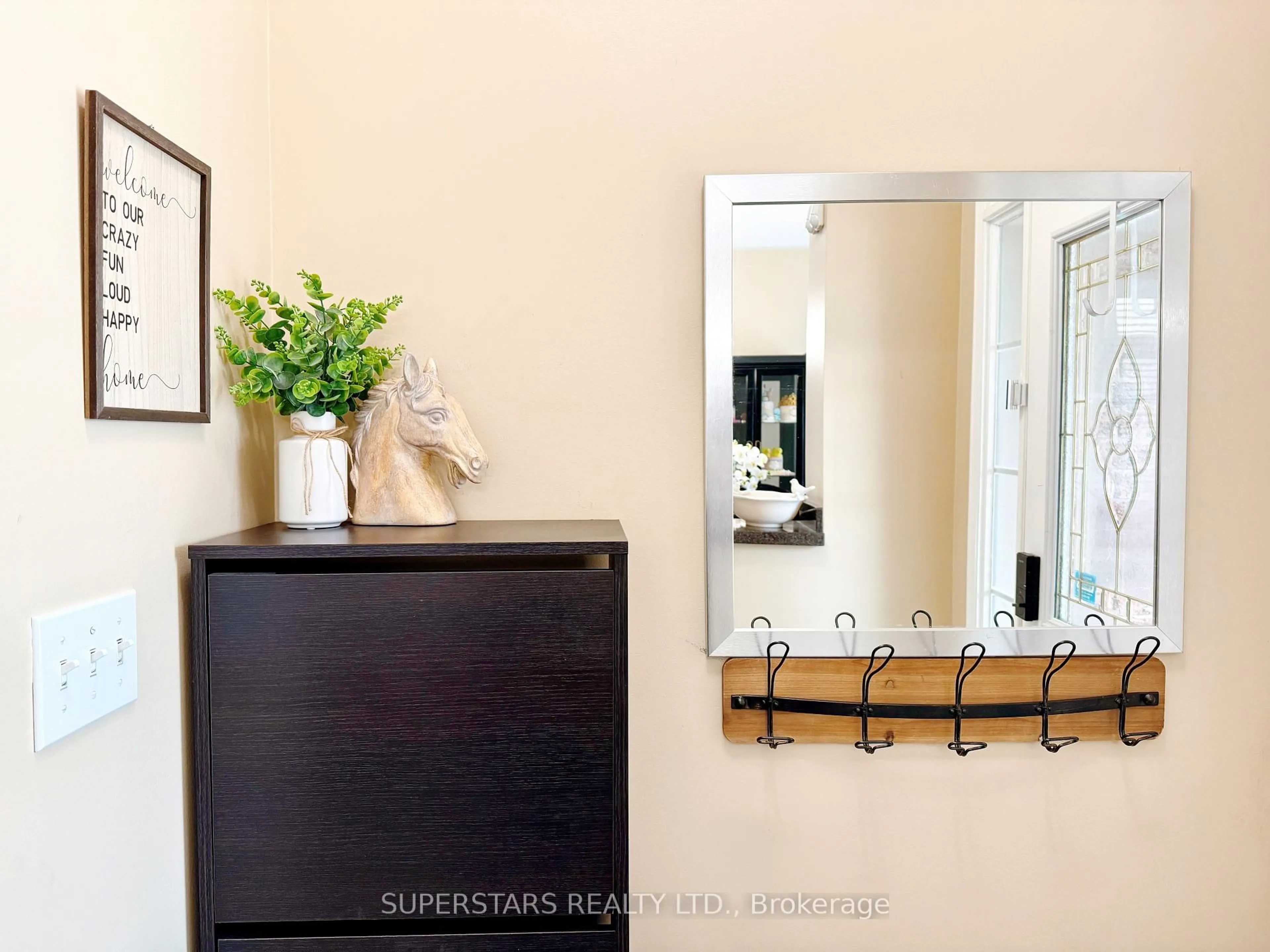 Indoor entryway for 7 Wilcliff Crt, Markham Ontario L6E 2E5