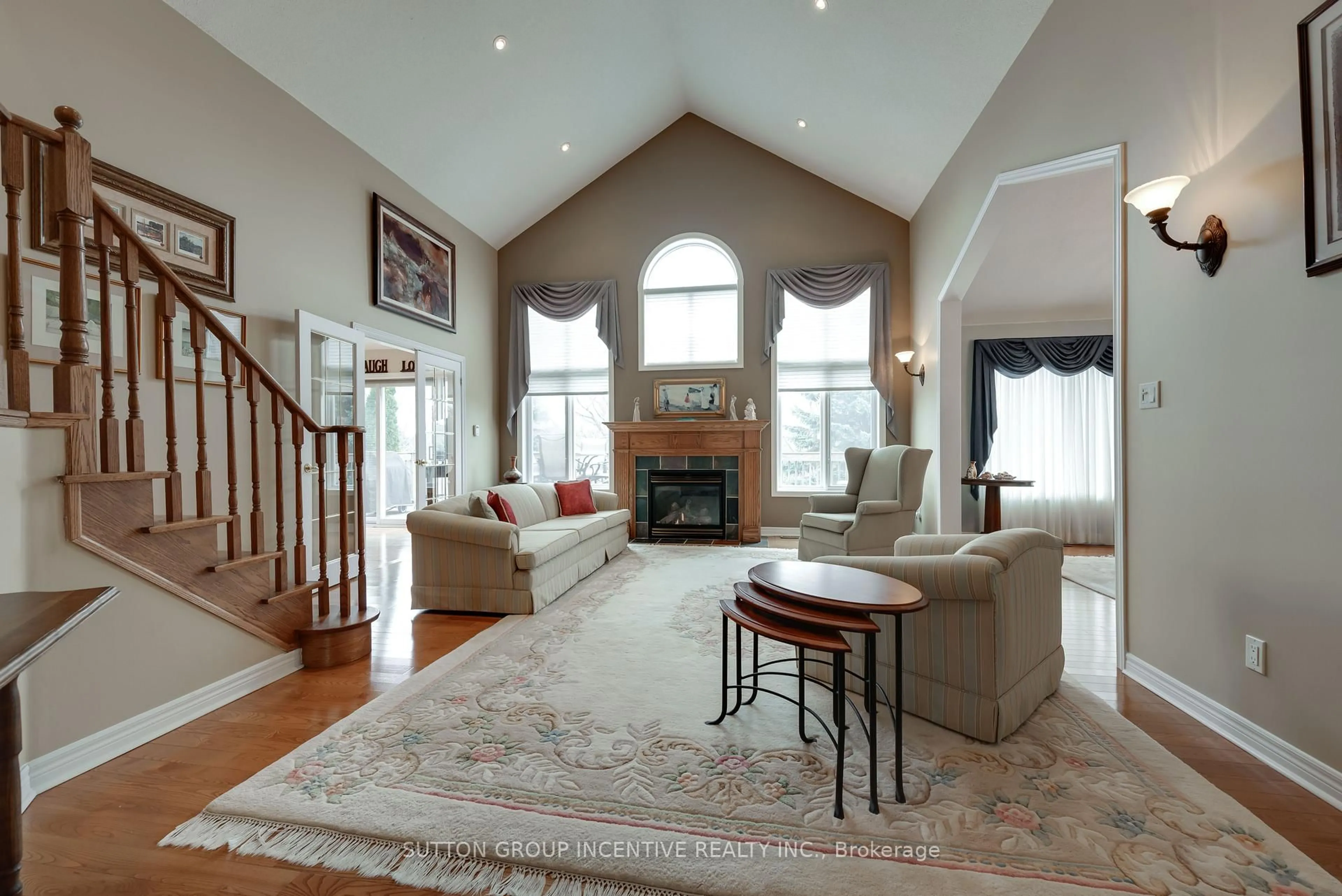 Living room with furniture, unknown for 87 Bella Vista Tr #4, New Tecumseth Ontario L9R 2E2