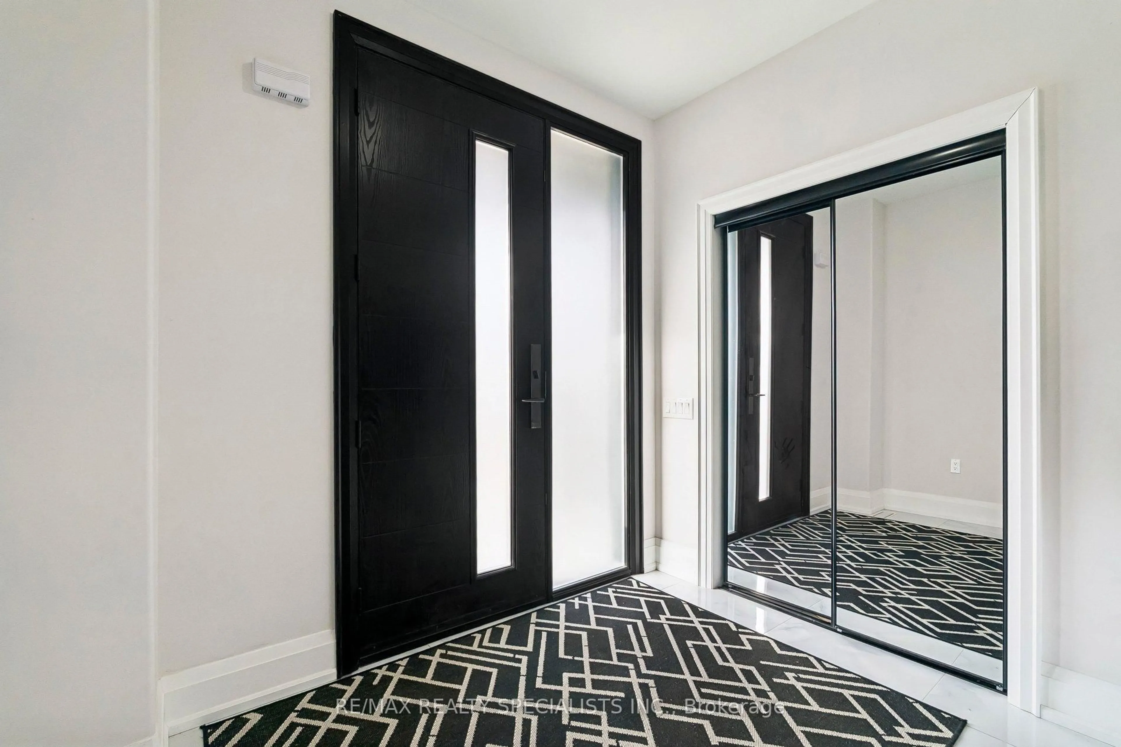 Indoor foyer for 44 Albert St, New Tecumseth Ontario L9R 1H2