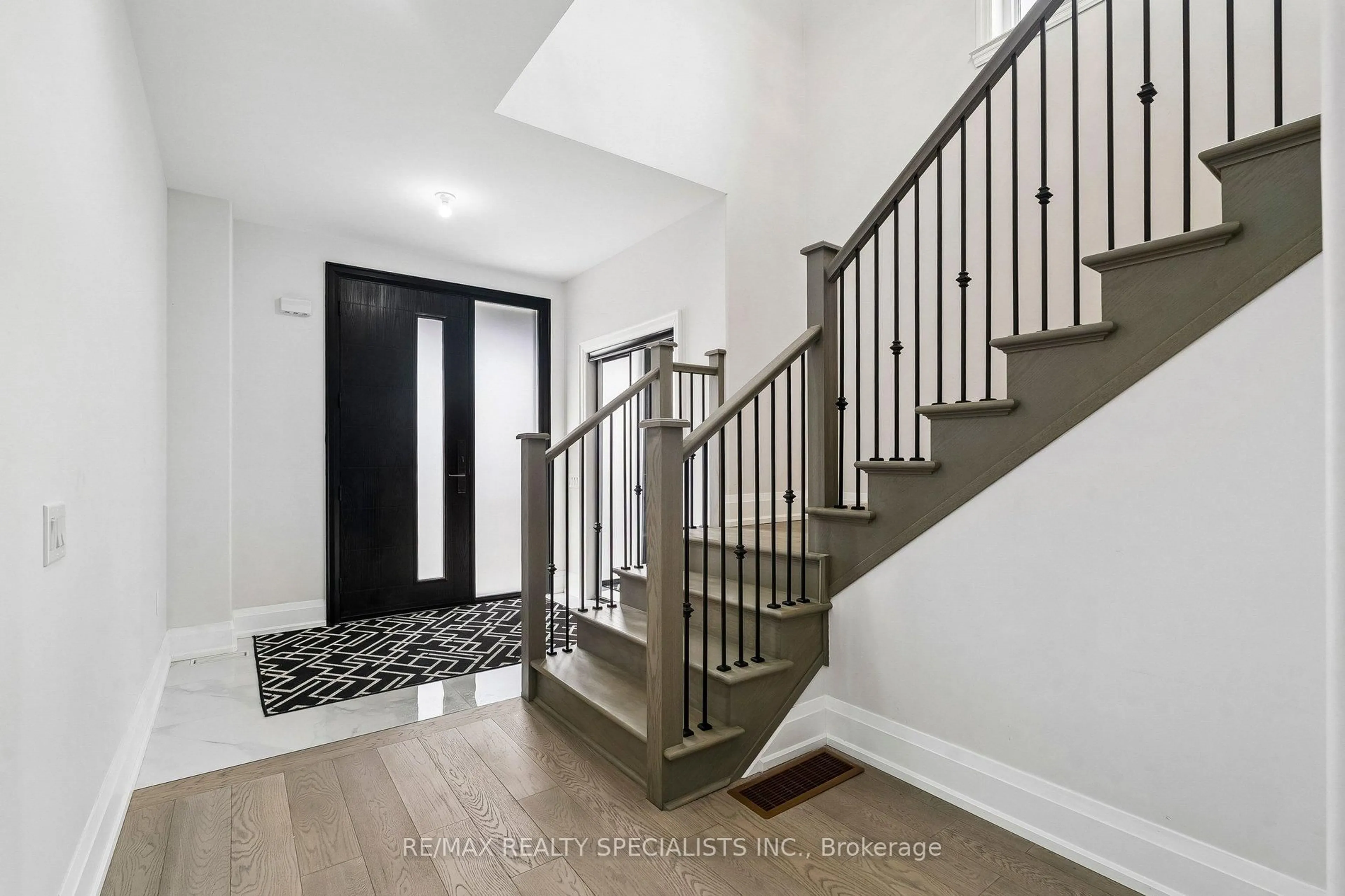 Indoor entryway for 44 Albert St, New Tecumseth Ontario L9R 1H2