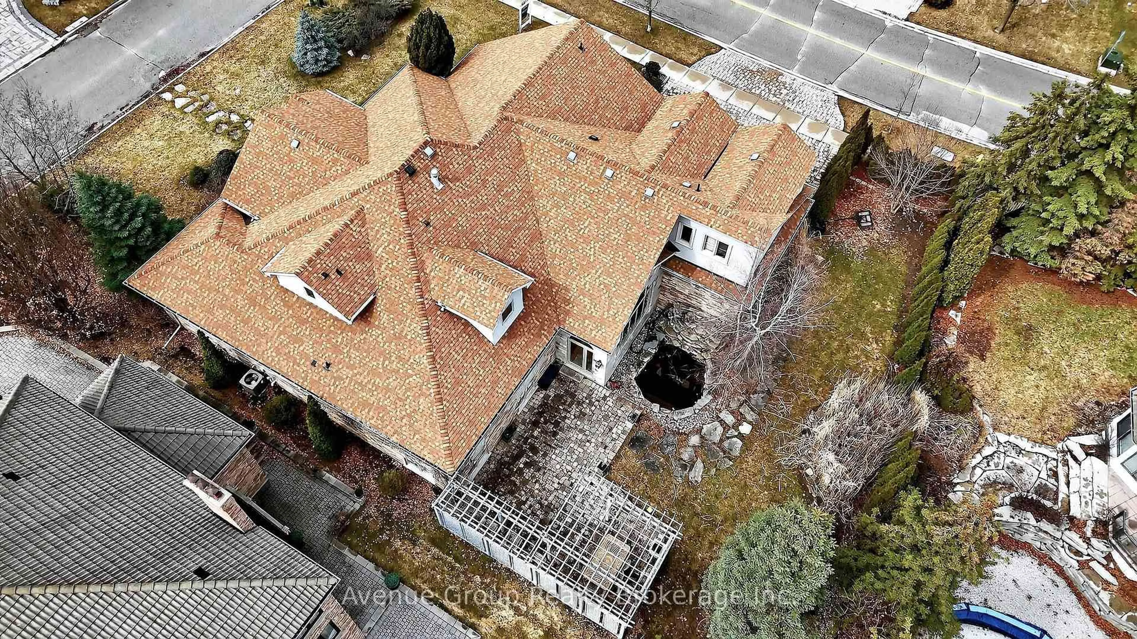 A pic from outside/outdoor area/front of a property/back of a property/a pic from drone, building for 7 Longview Cres, Vaughan Ontario L4H 1A7