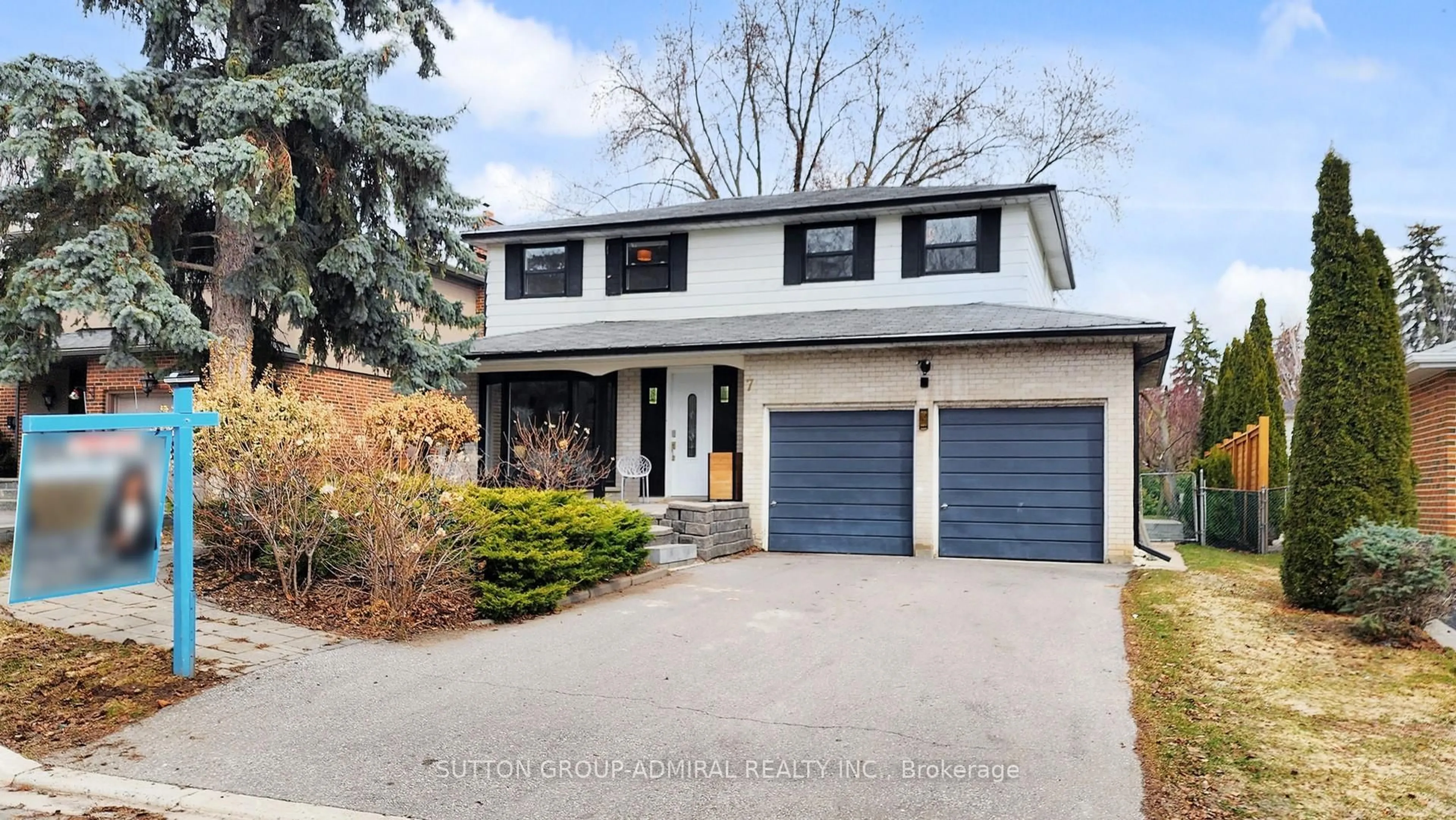 Home with vinyl exterior material, street for 7 Knotty Pine Tr, Markham Ontario L3T 3W5