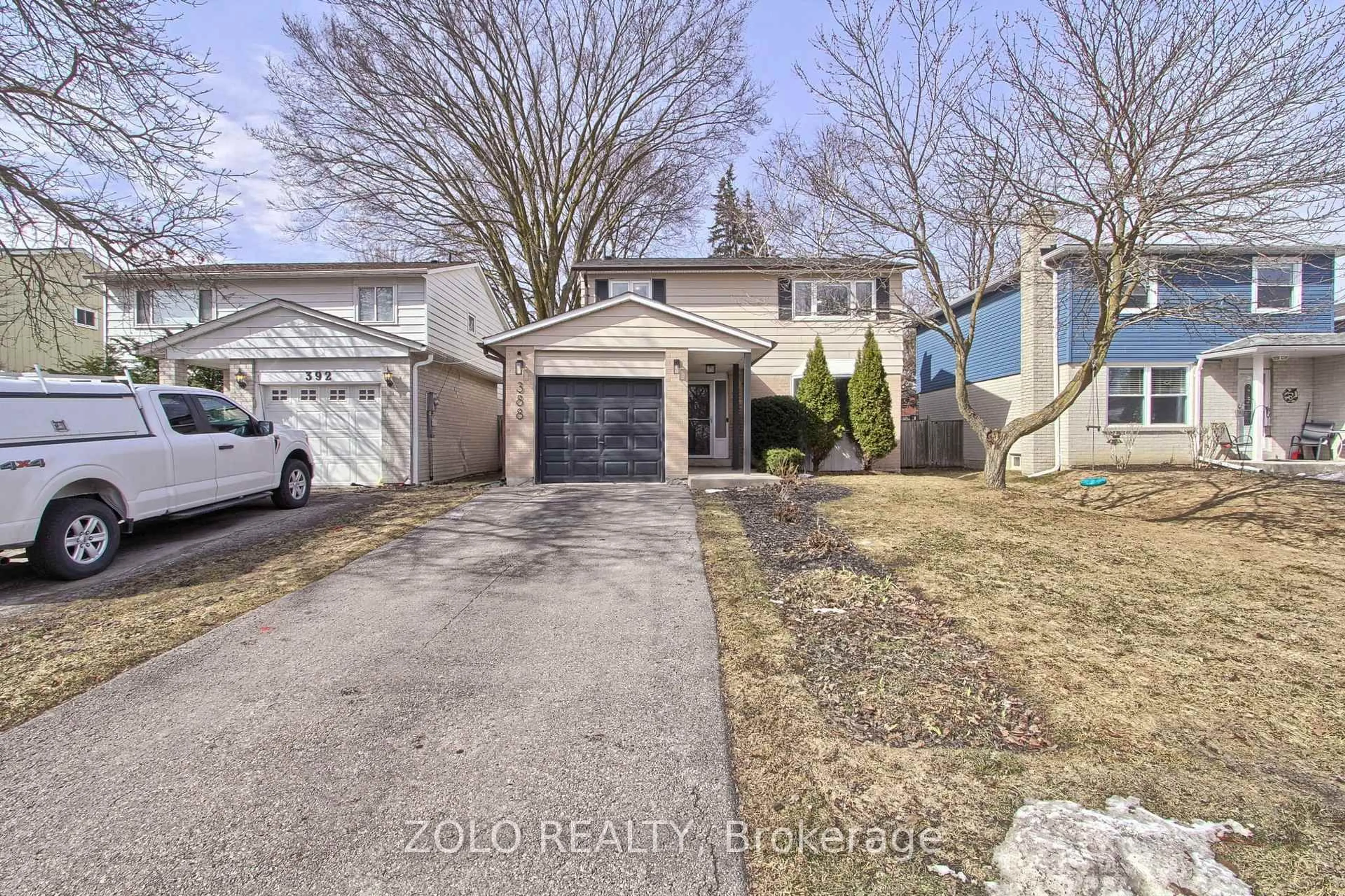 A pic from outside/outdoor area/front of a property/back of a property/a pic from drone, street for 388 Terry Dr, Newmarket Ontario L3Y 5E7