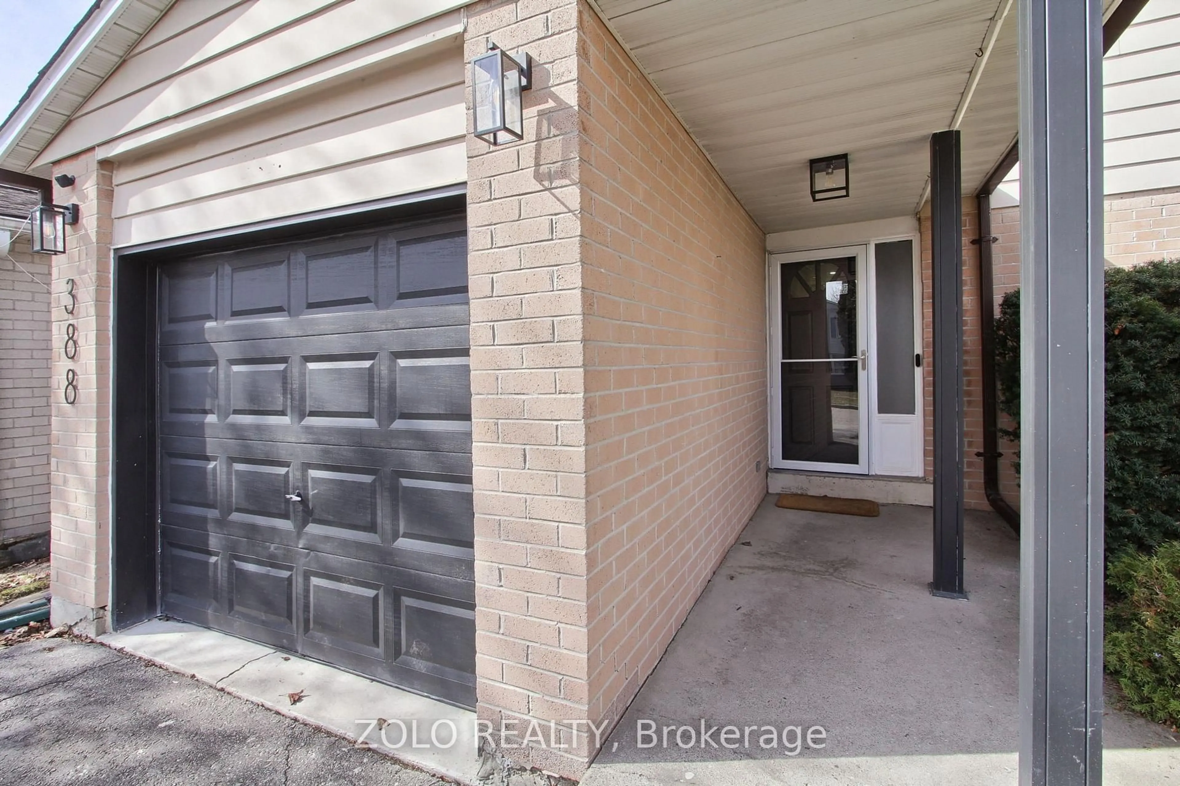 Indoor entryway for 388 Terry Dr, Newmarket Ontario L3Y 5E7