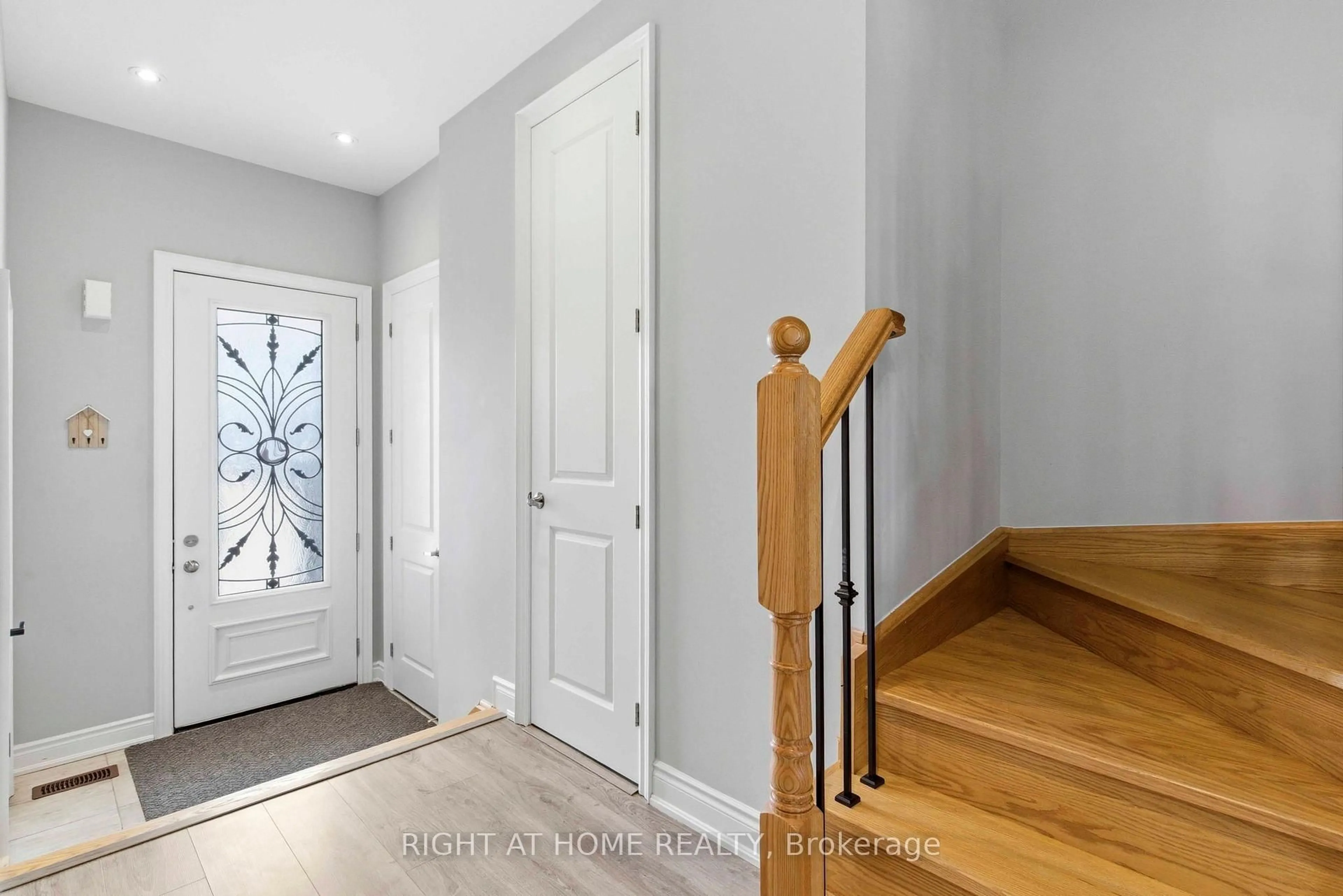 Indoor entryway for 179 Walker Blvd, New Tecumseth Ontario L9R 0R3