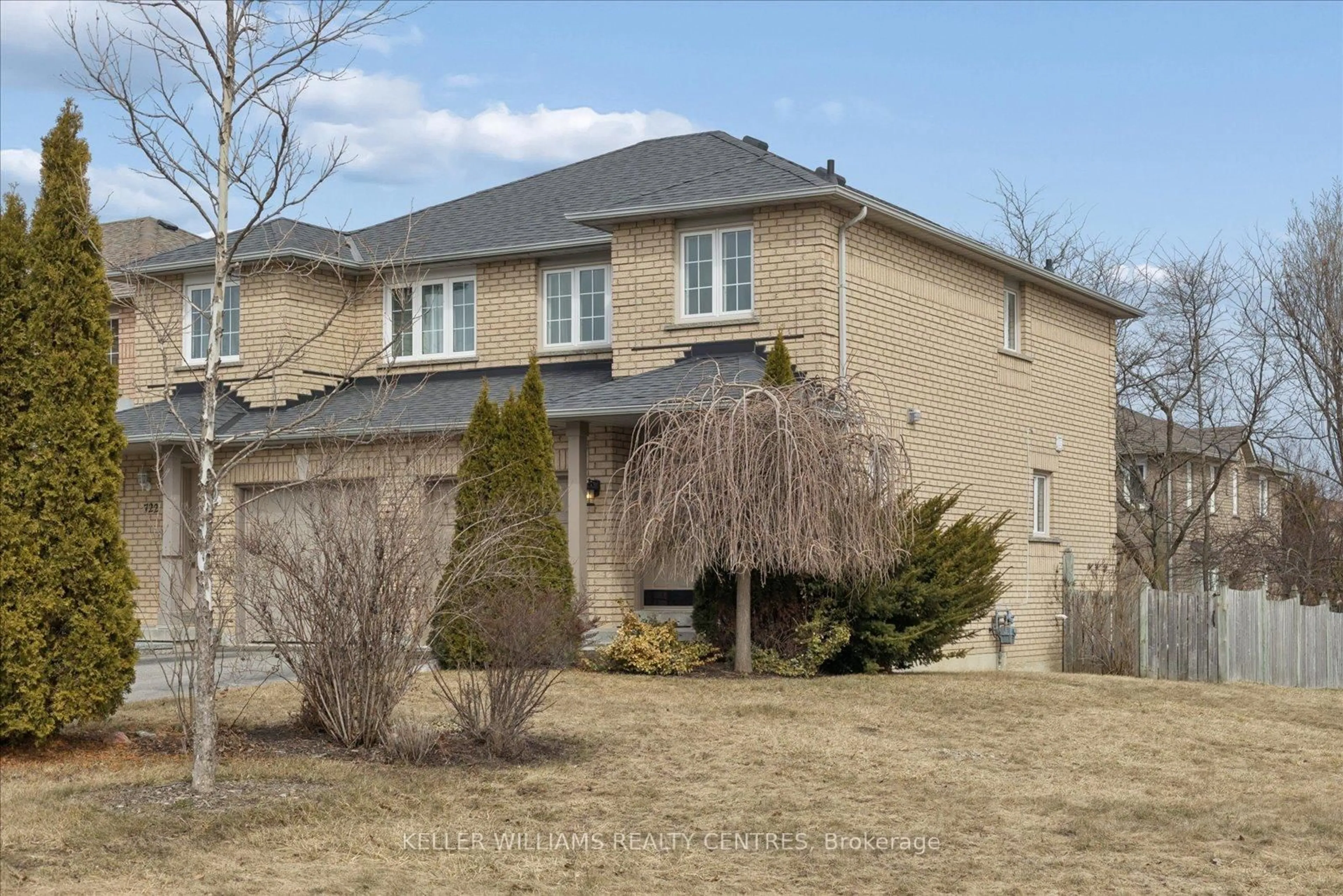 A pic from outside/outdoor area/front of a property/back of a property/a pic from drone, street for 720 Walpole Cres, Newmarket Ontario L3X 2B1