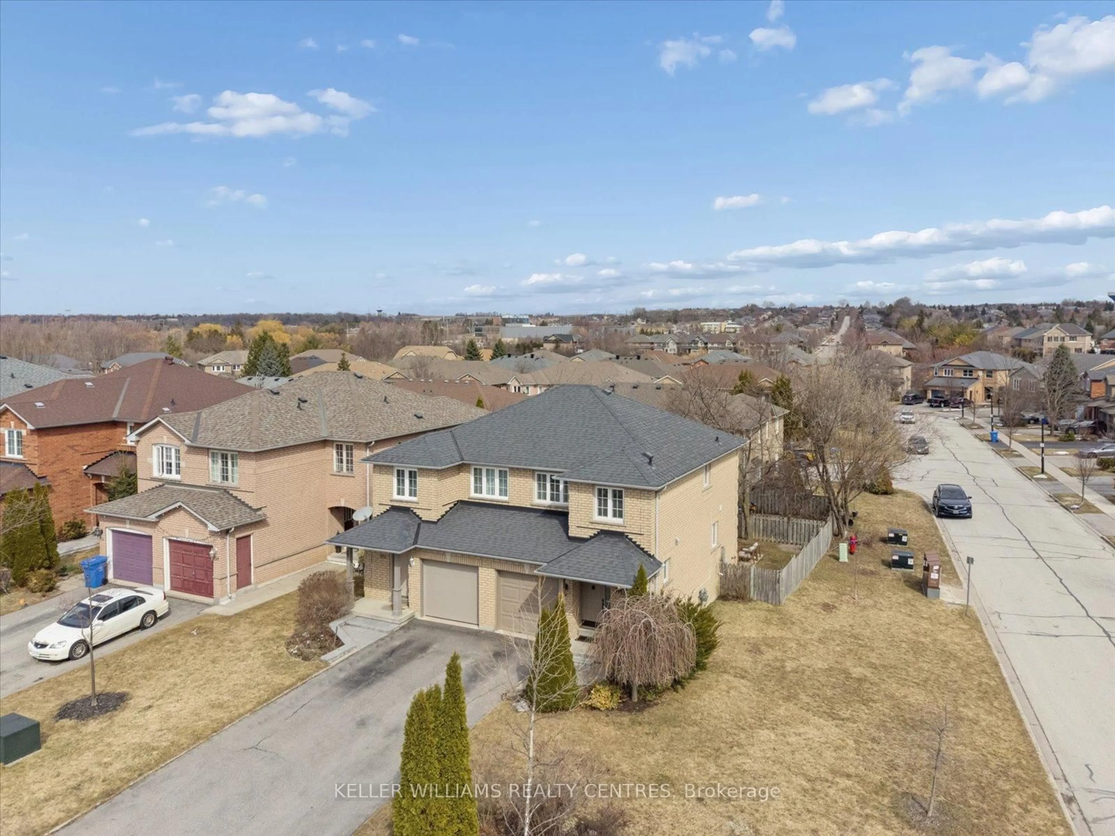 A pic from outside/outdoor area/front of a property/back of a property/a pic from drone, street for 720 Walpole Cres, Newmarket Ontario L3X 2B1