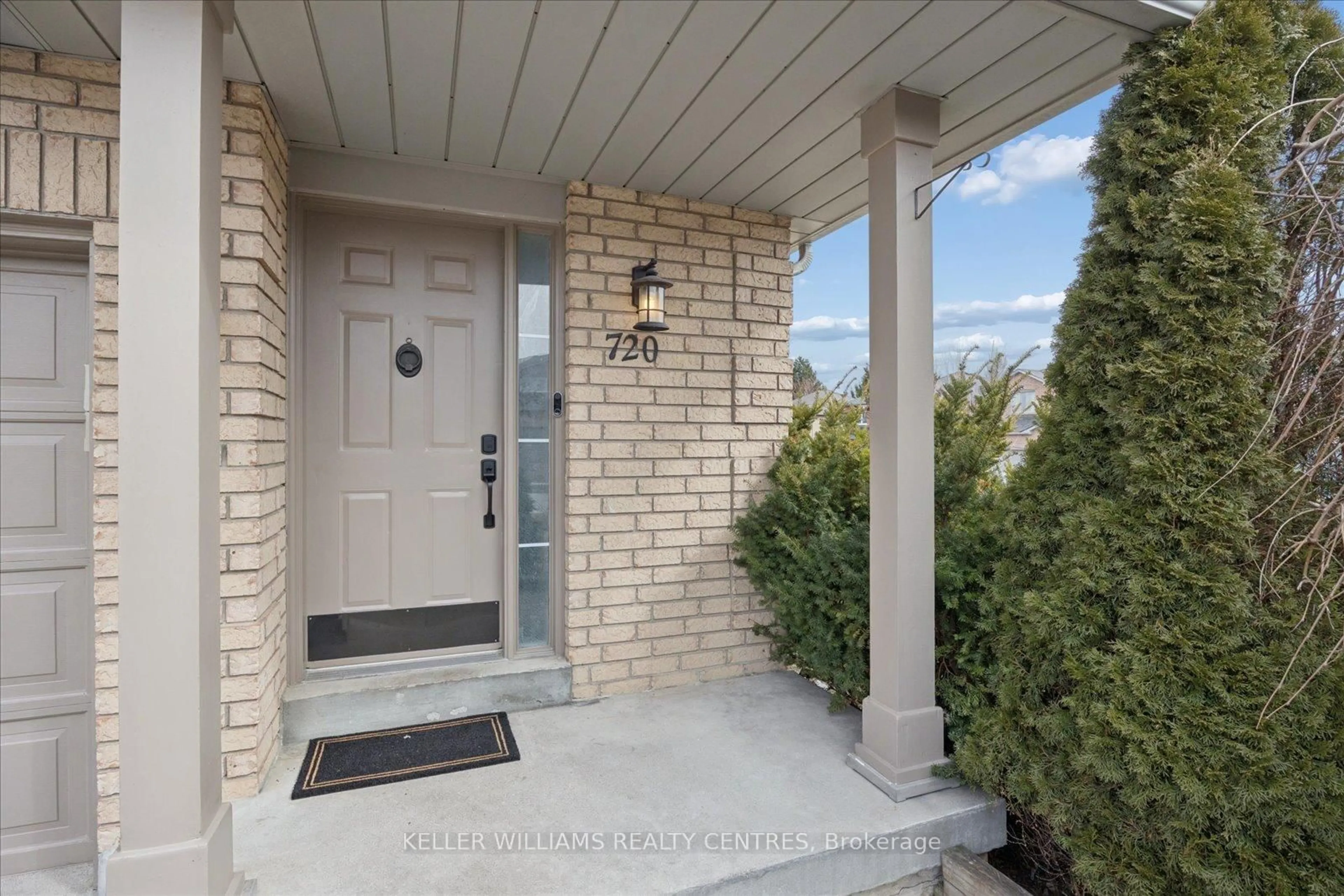 Indoor entryway for 720 Walpole Cres, Newmarket Ontario L3X 2B1