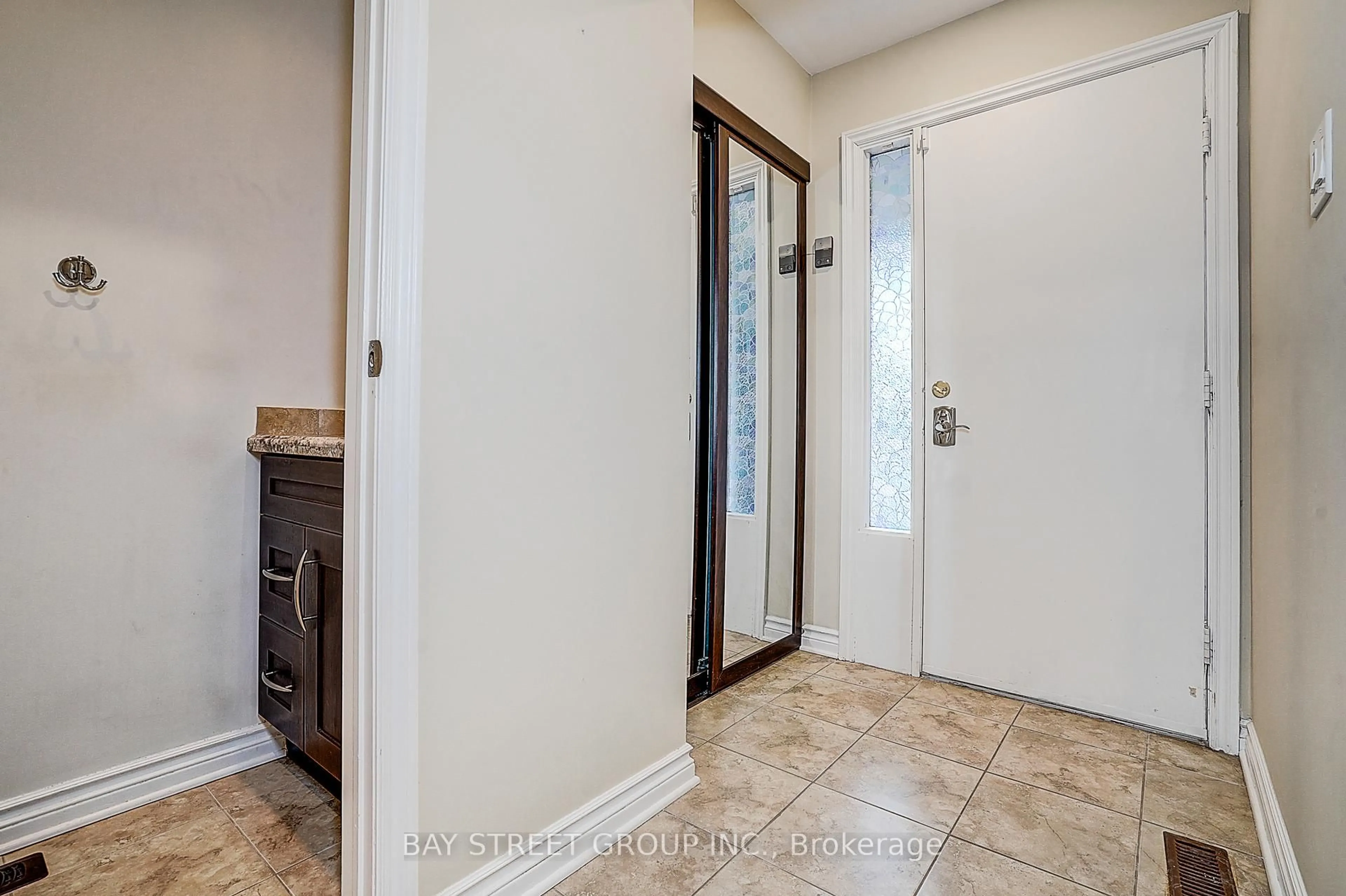 Indoor entryway for 151 Campbell Ave, Vaughan Ontario L4J 5A7