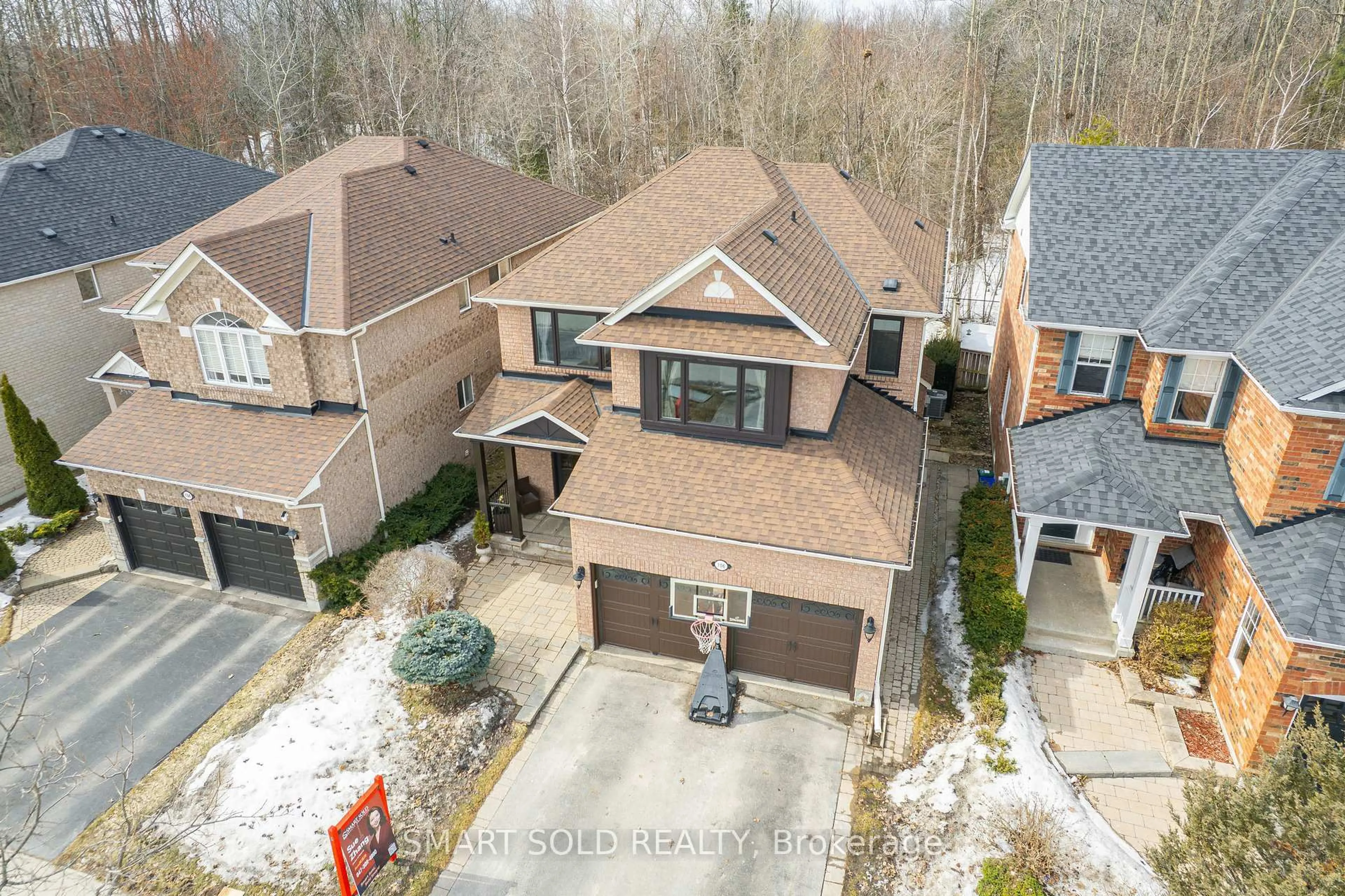 A pic from outside/outdoor area/front of a property/back of a property/a pic from drone, street for 106 Wood Rim Dr, Richmond Hill Ontario L4E 4M9