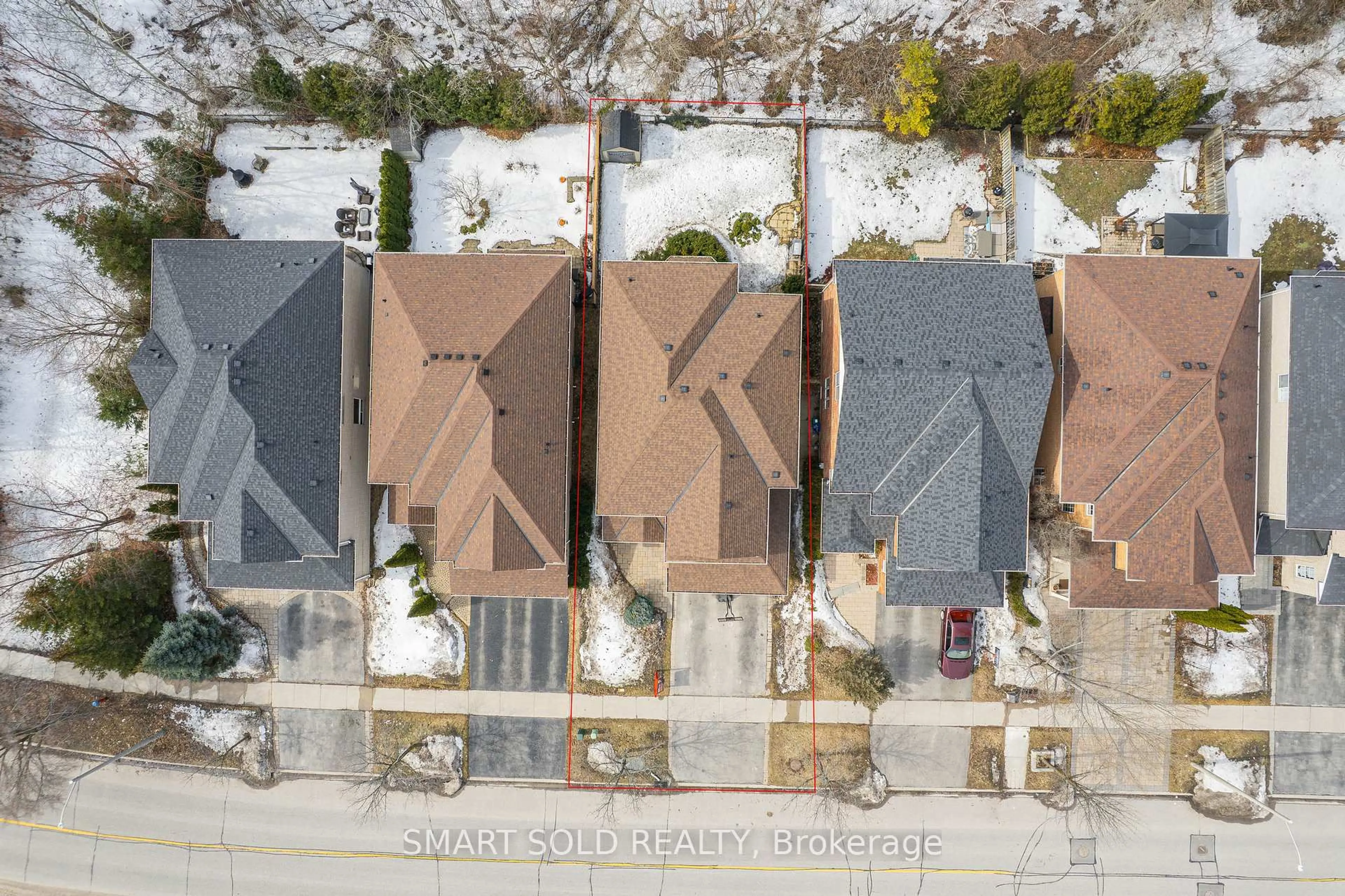 A pic from outside/outdoor area/front of a property/back of a property/a pic from drone, street for 106 Wood Rim Dr, Richmond Hill Ontario L4E 4M9