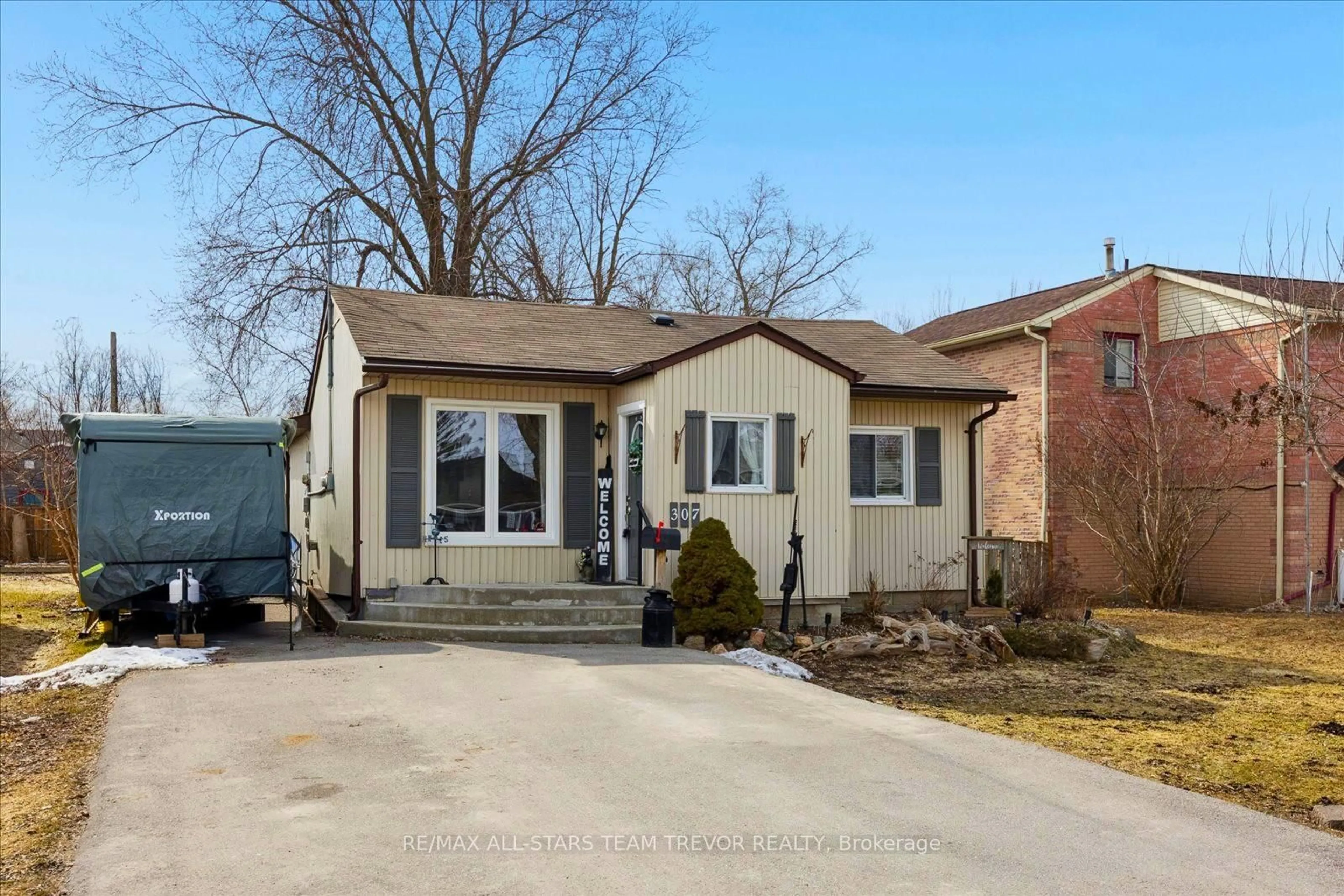 Home with brick exterior material, street for 307 Kenwood Ave, Georgina Ontario L4P 2X6
