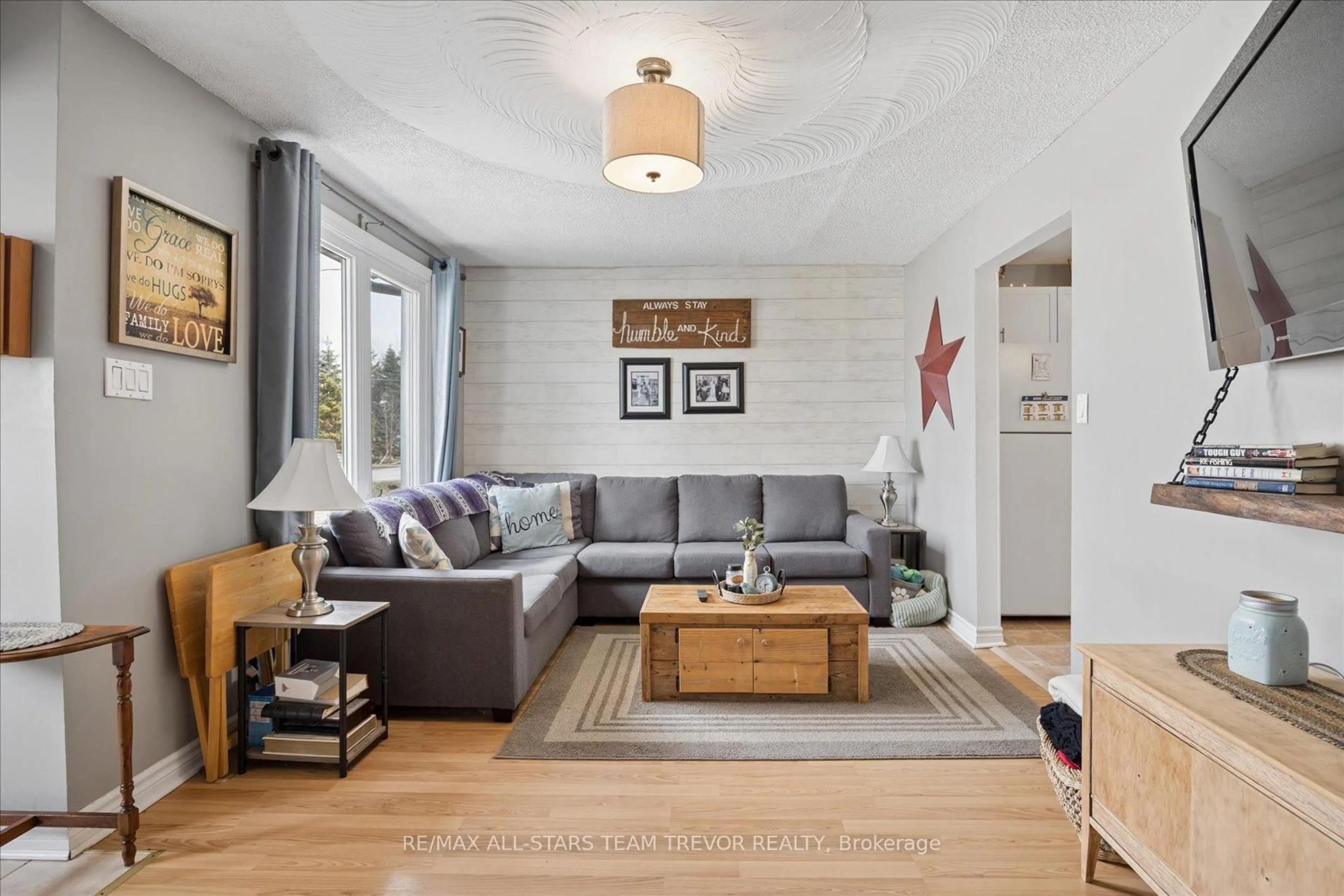 Living room with furniture, wood/laminate floor for 307 Kenwood Ave, Georgina Ontario L4P 2X6