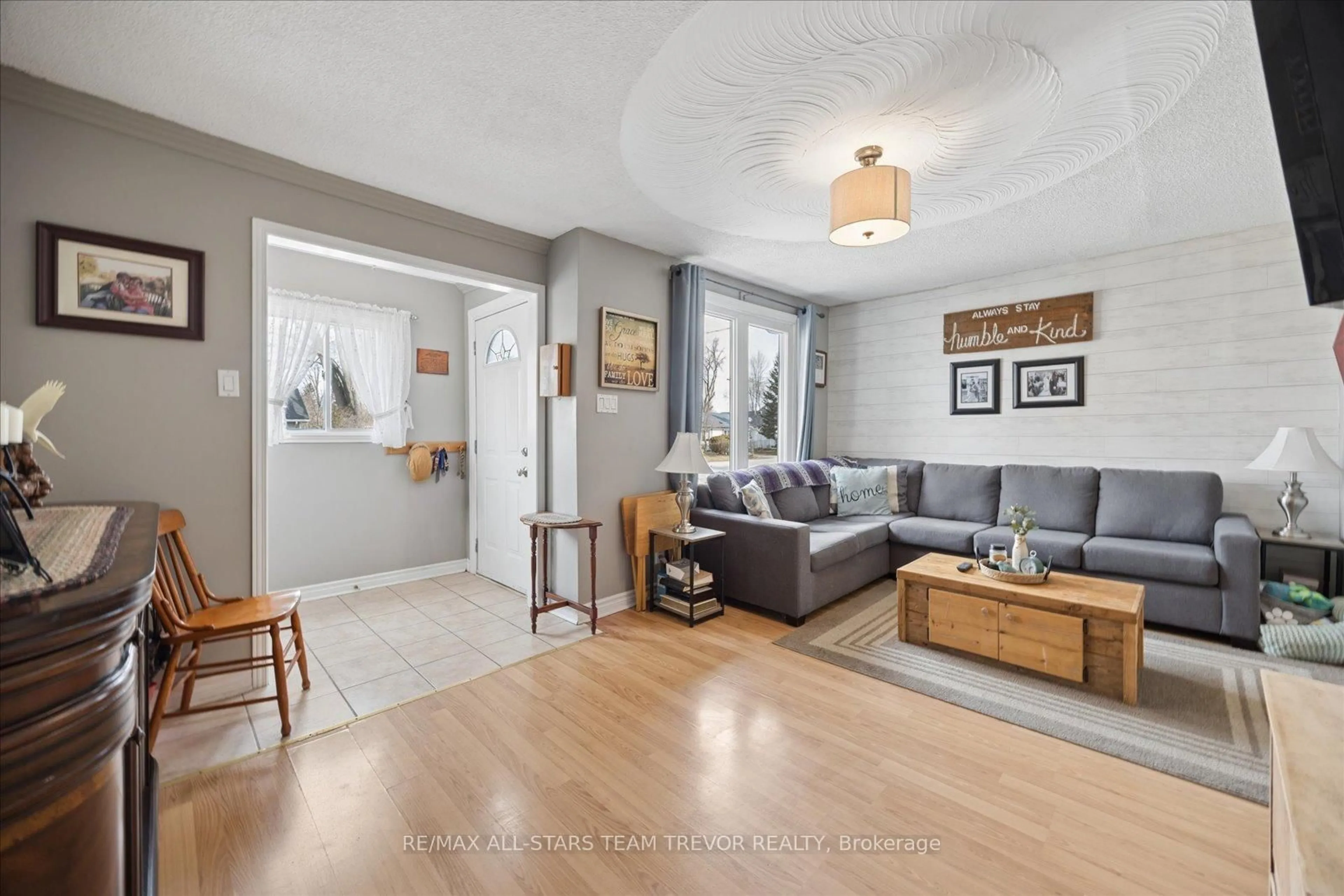 Living room with furniture, unknown for 307 Kenwood Ave, Georgina Ontario L4P 2X6