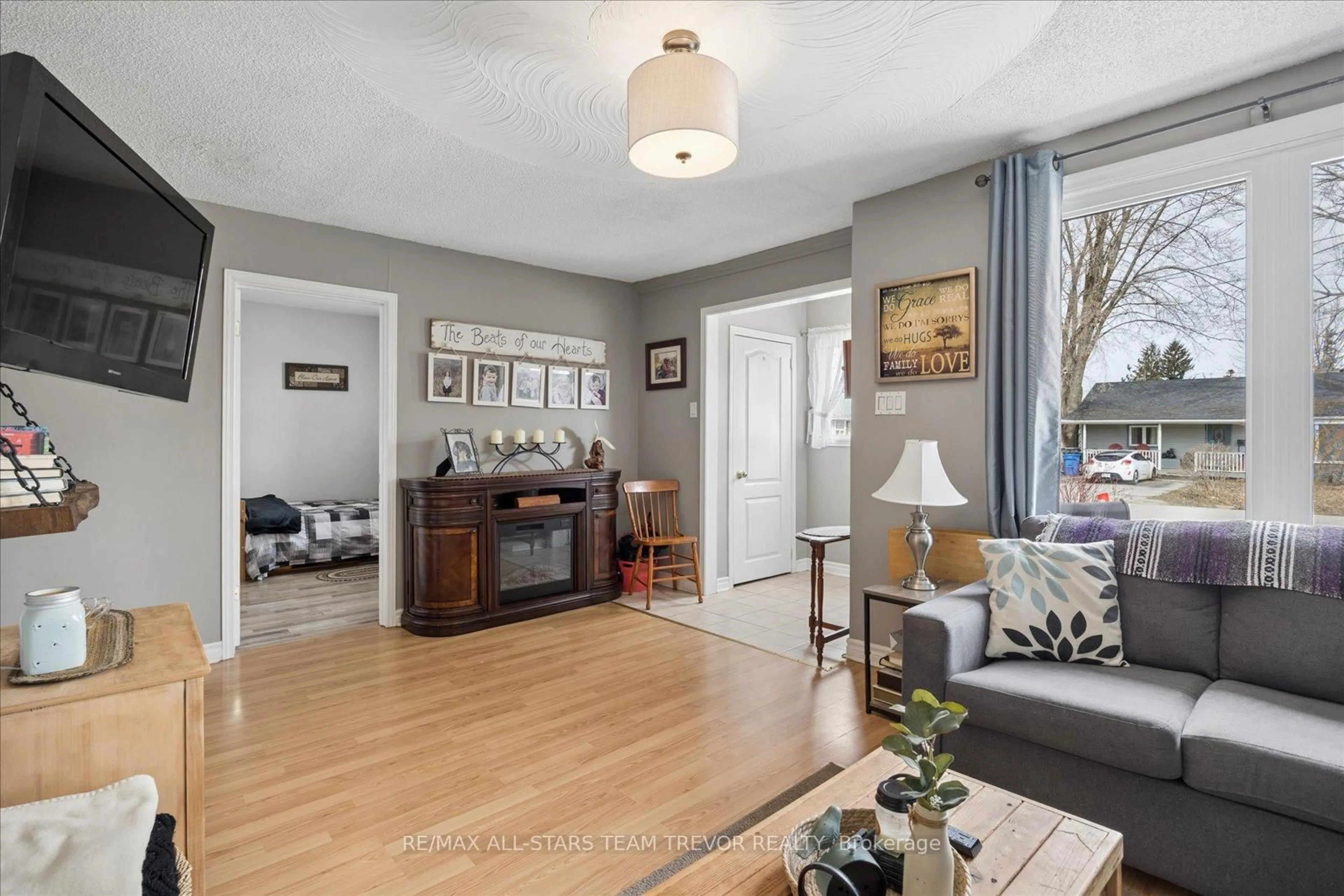 Living room with furniture, unknown for 307 Kenwood Ave, Georgina Ontario L4P 2X6