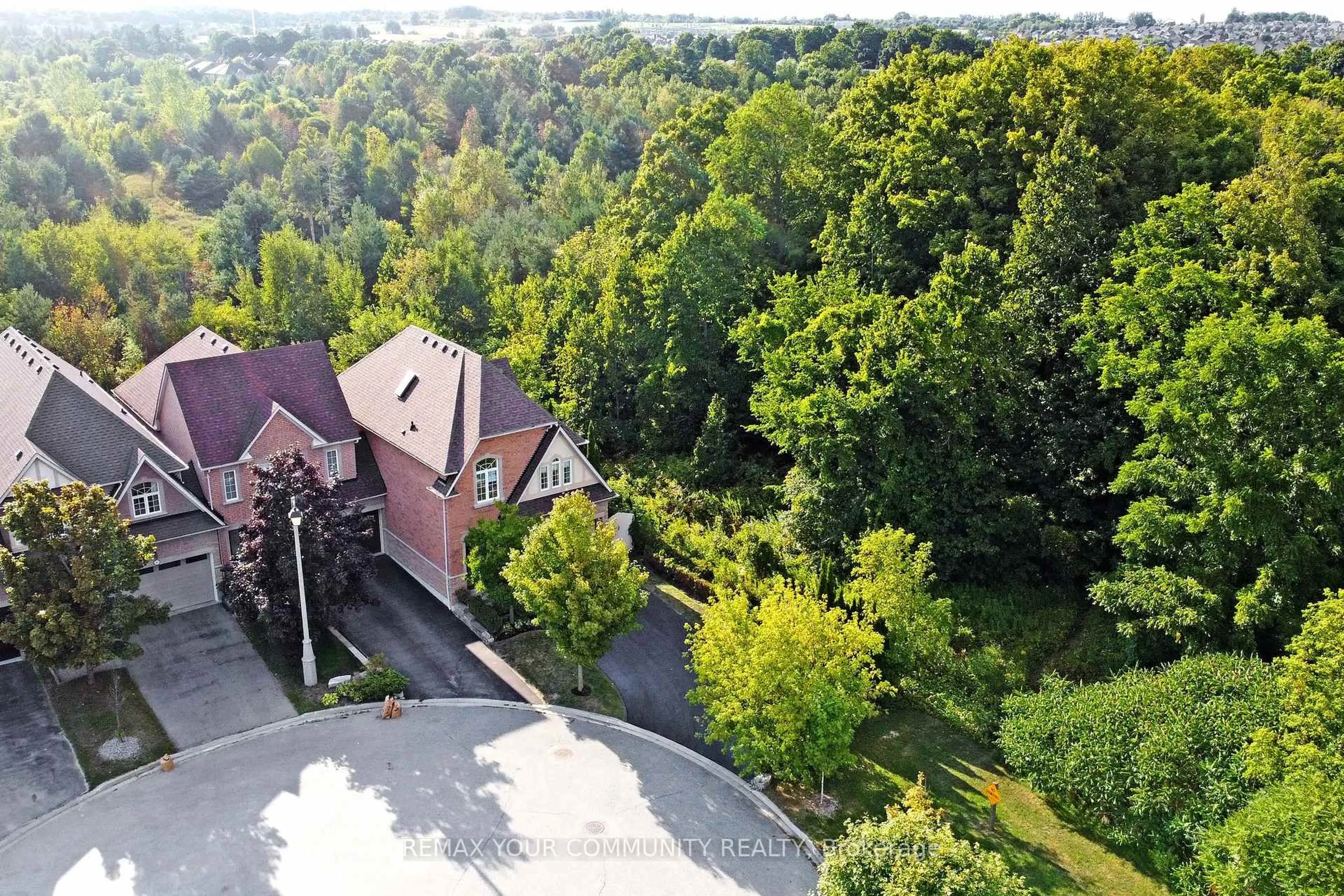 A pic from outside/outdoor area/front of a property/back of a property/a pic from drone, unknown for 55 Carriage House Crt, Richmond Hill Ontario L4E 4V3