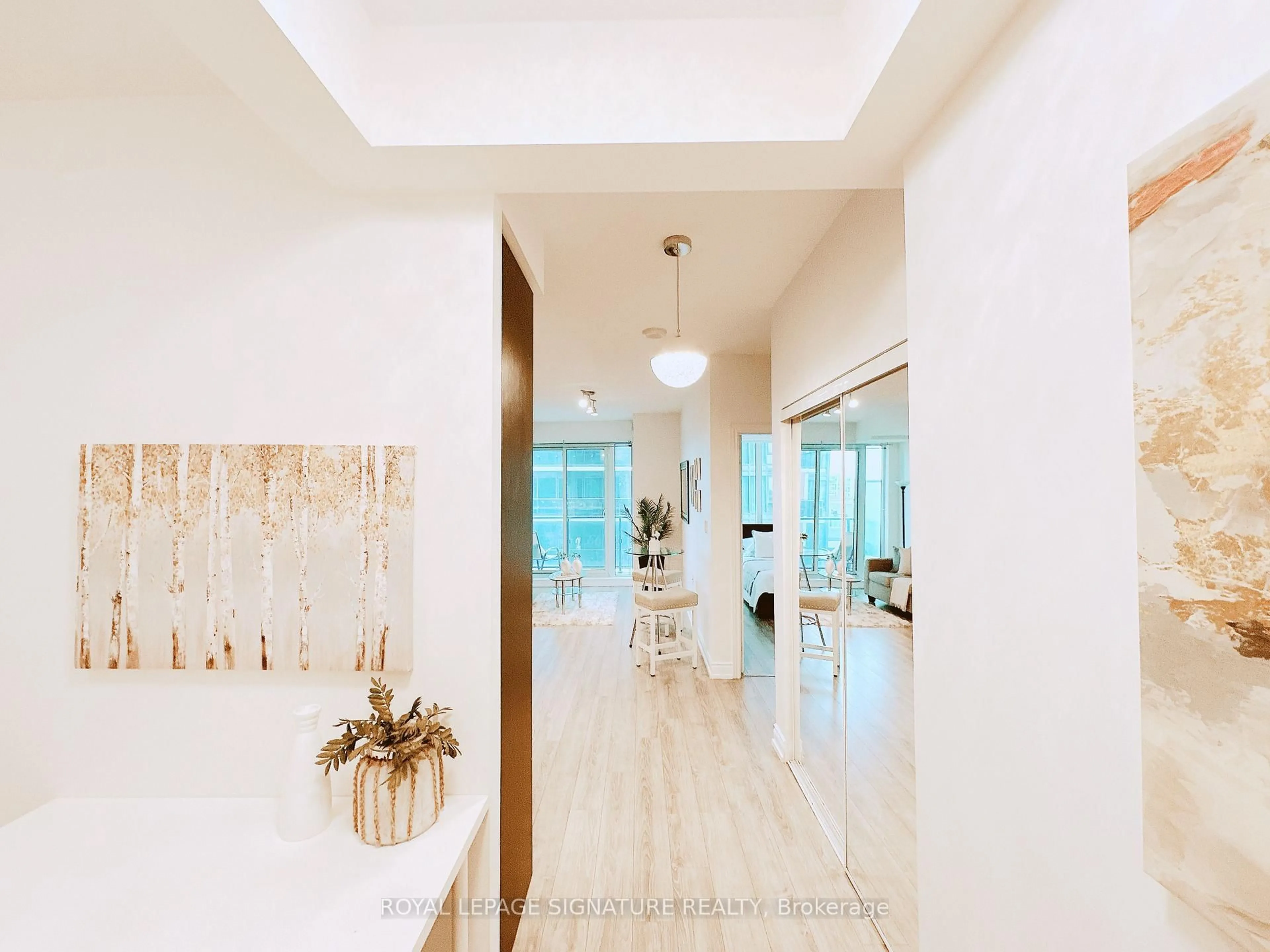 Indoor foyer for 9600 Yonge St #710, Richmond Hill Ontario L4C 0X3