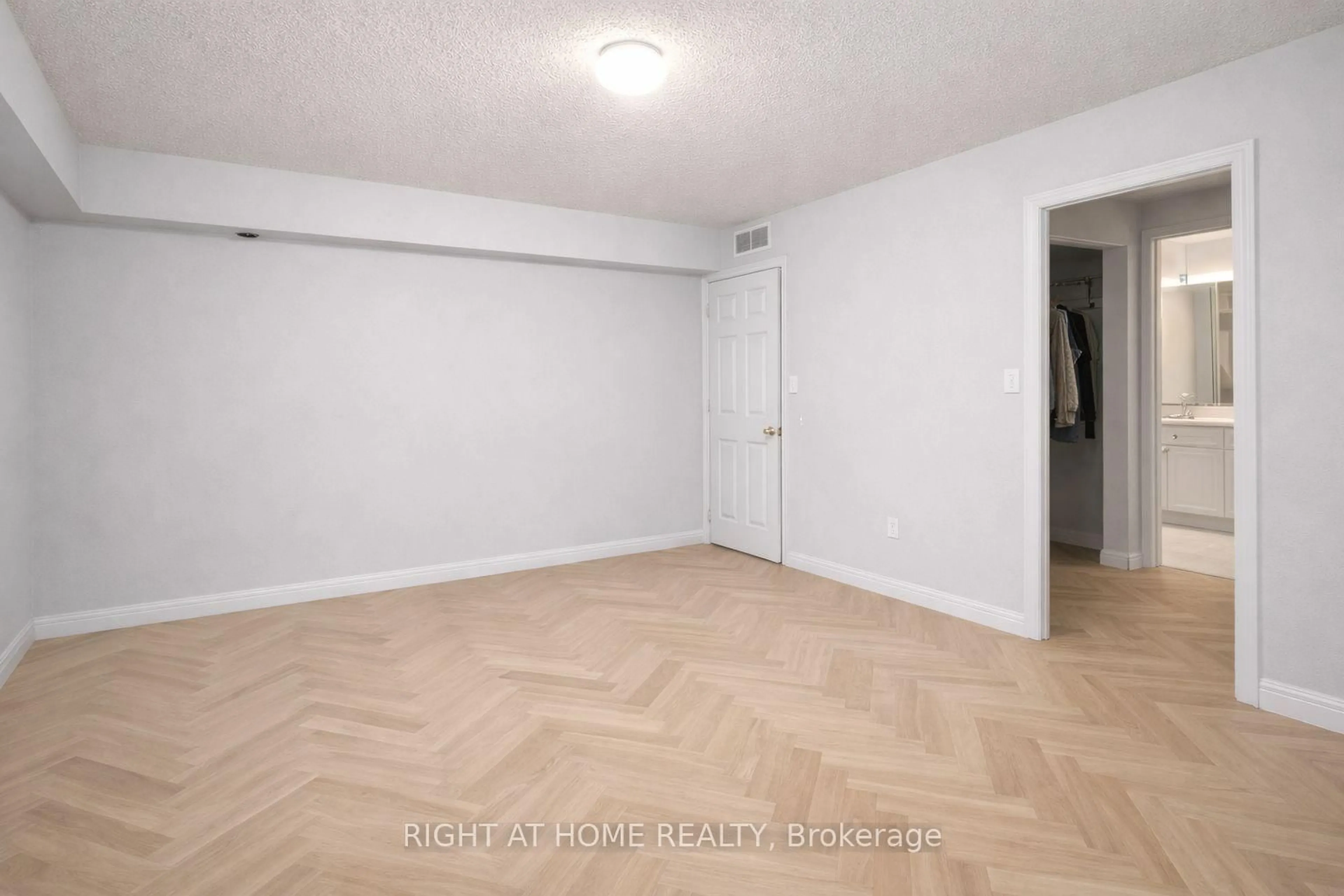 A pic of a room for 75 Weldrick Rd #507, Richmond Hill Ontario L4C 0H9