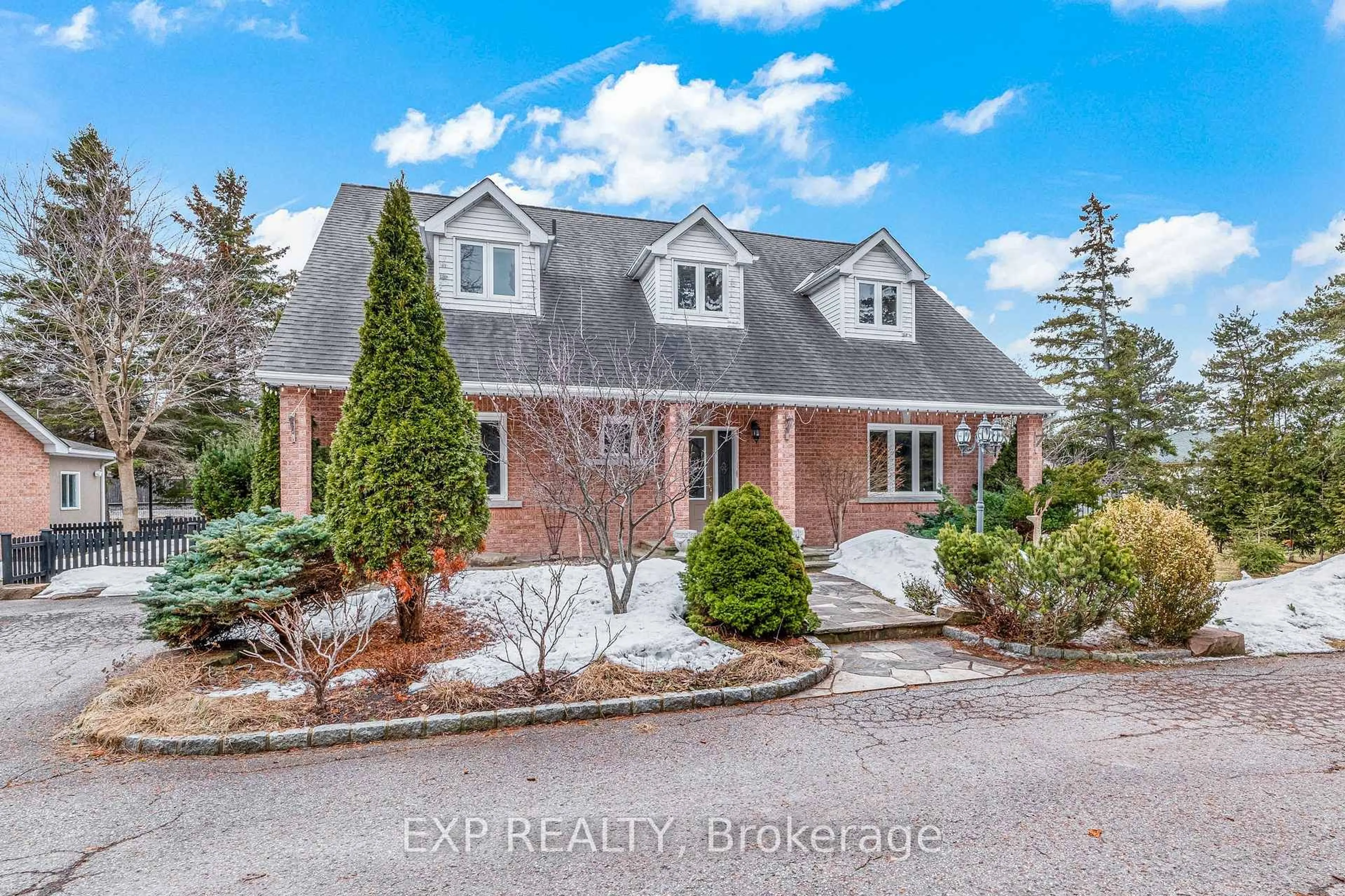 Home with brick exterior material, unknown for 925 15th Sdrd, King Ontario L7B 1K5