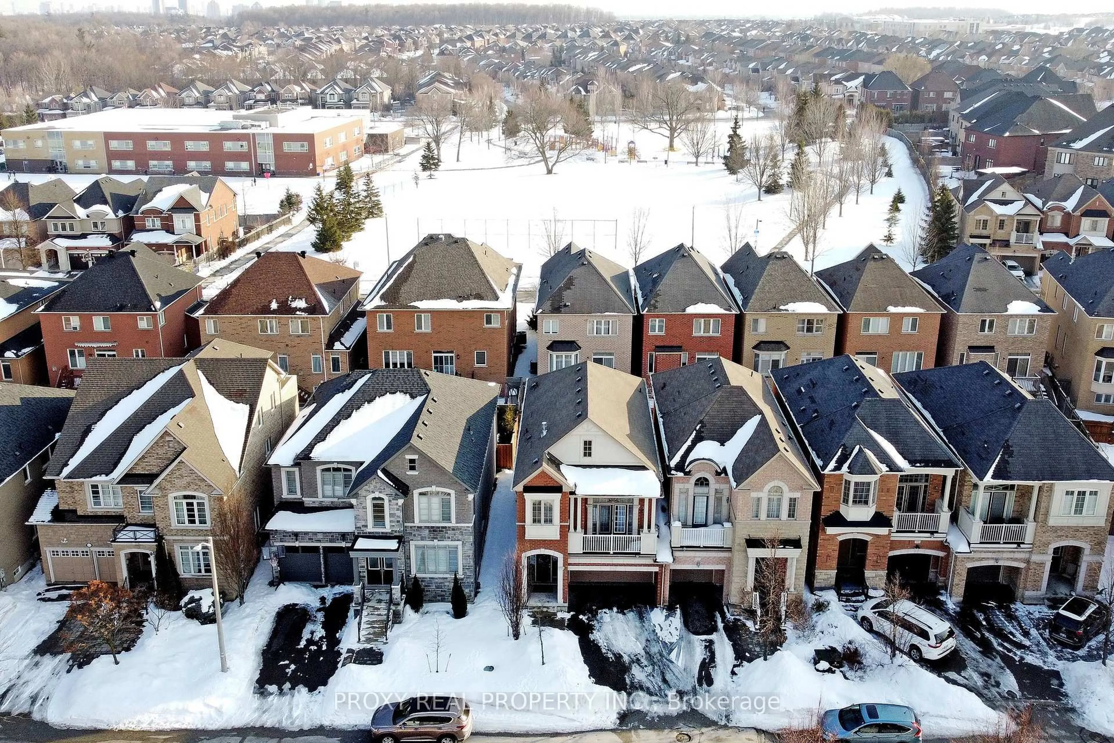 A pic from outside/outdoor area/front of a property/back of a property/a pic from drone, street for 133 Foxwood Rd, Vaughan Ontario L4J 0G3