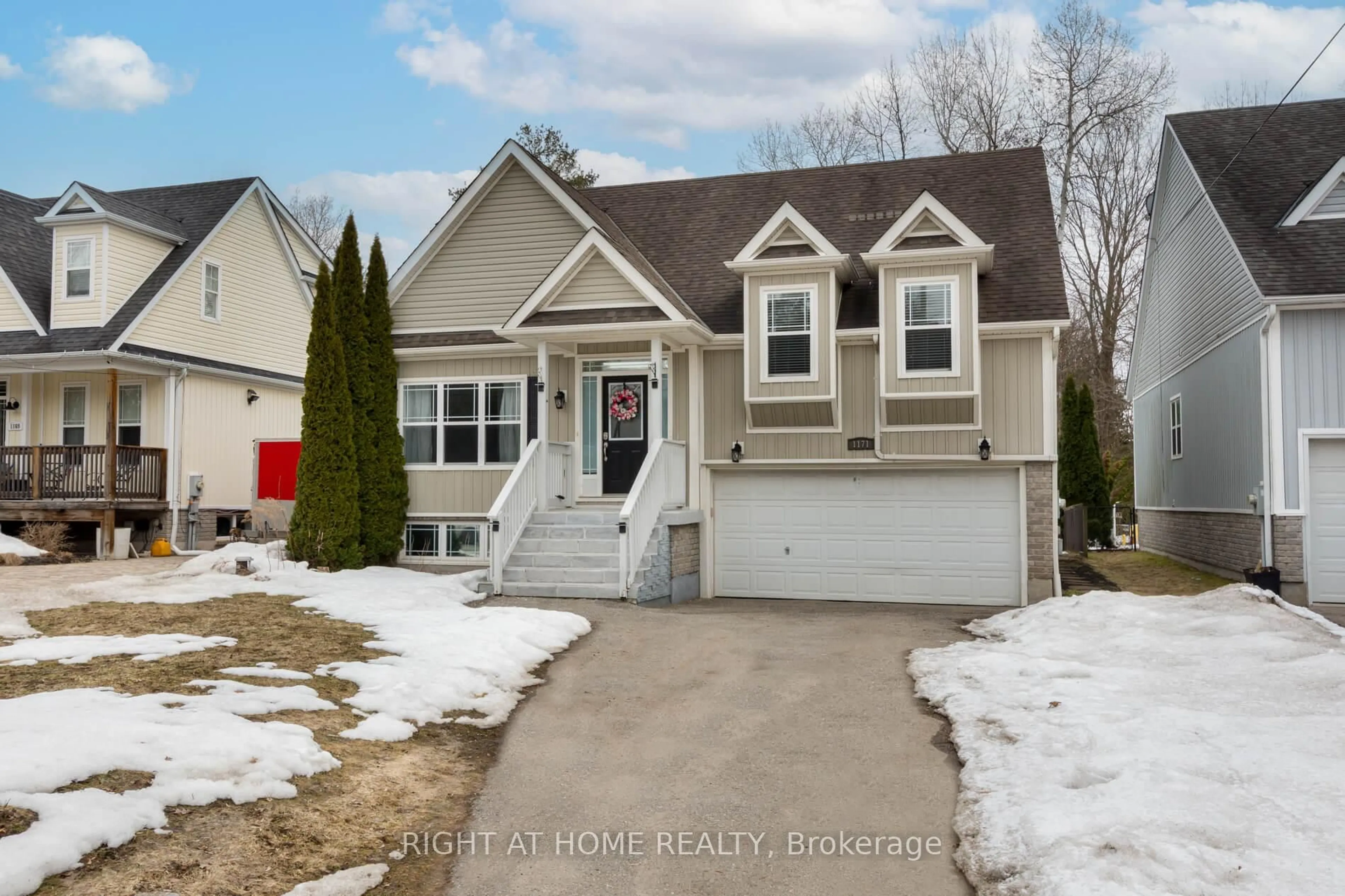 Home with vinyl exterior material, street for 1171 Ewart St, Innisfil Ontario L0L 1C0