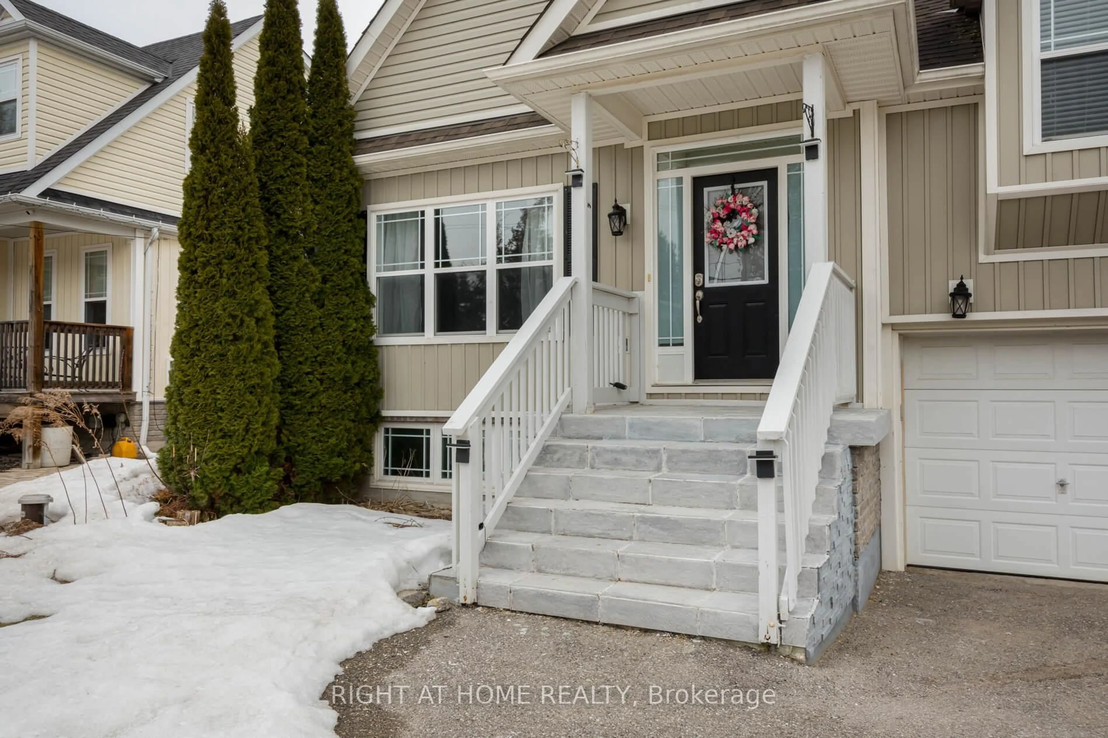 Indoor entryway for 1171 Ewart St, Innisfil Ontario L0L 1C0