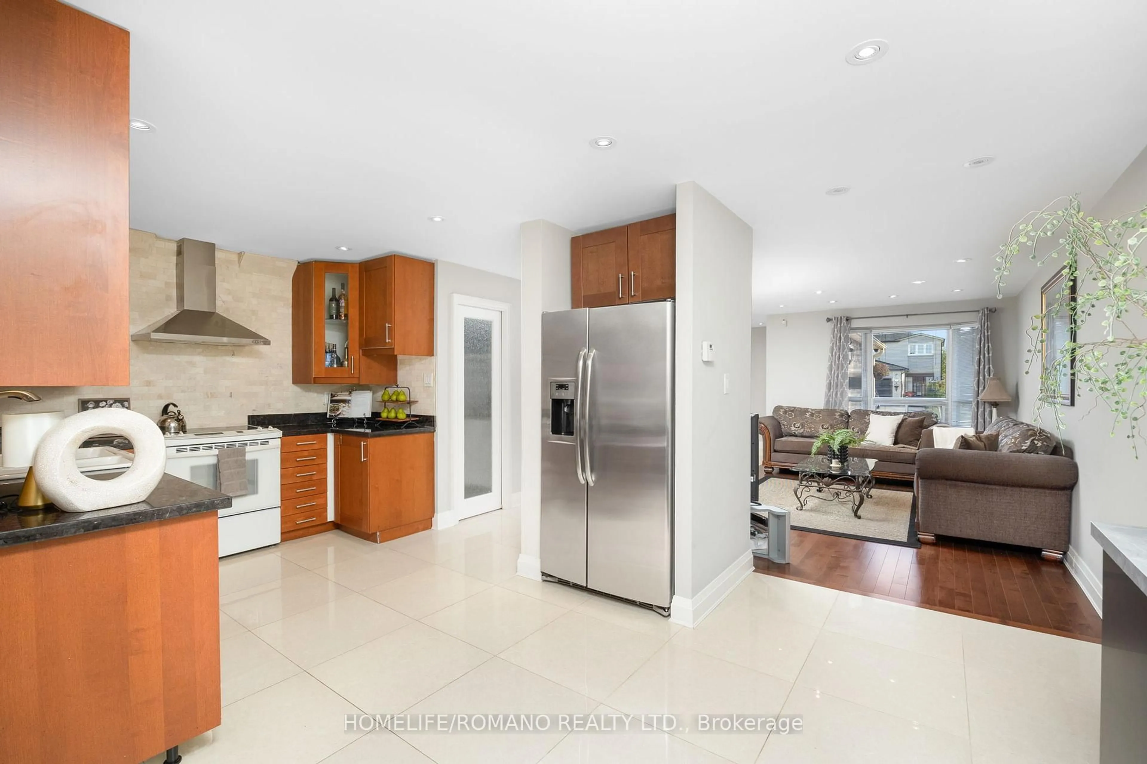 Open concept kitchen, ceramic/tile floor for 36 Brougham Dr, Vaughan Ontario L4L 3E1