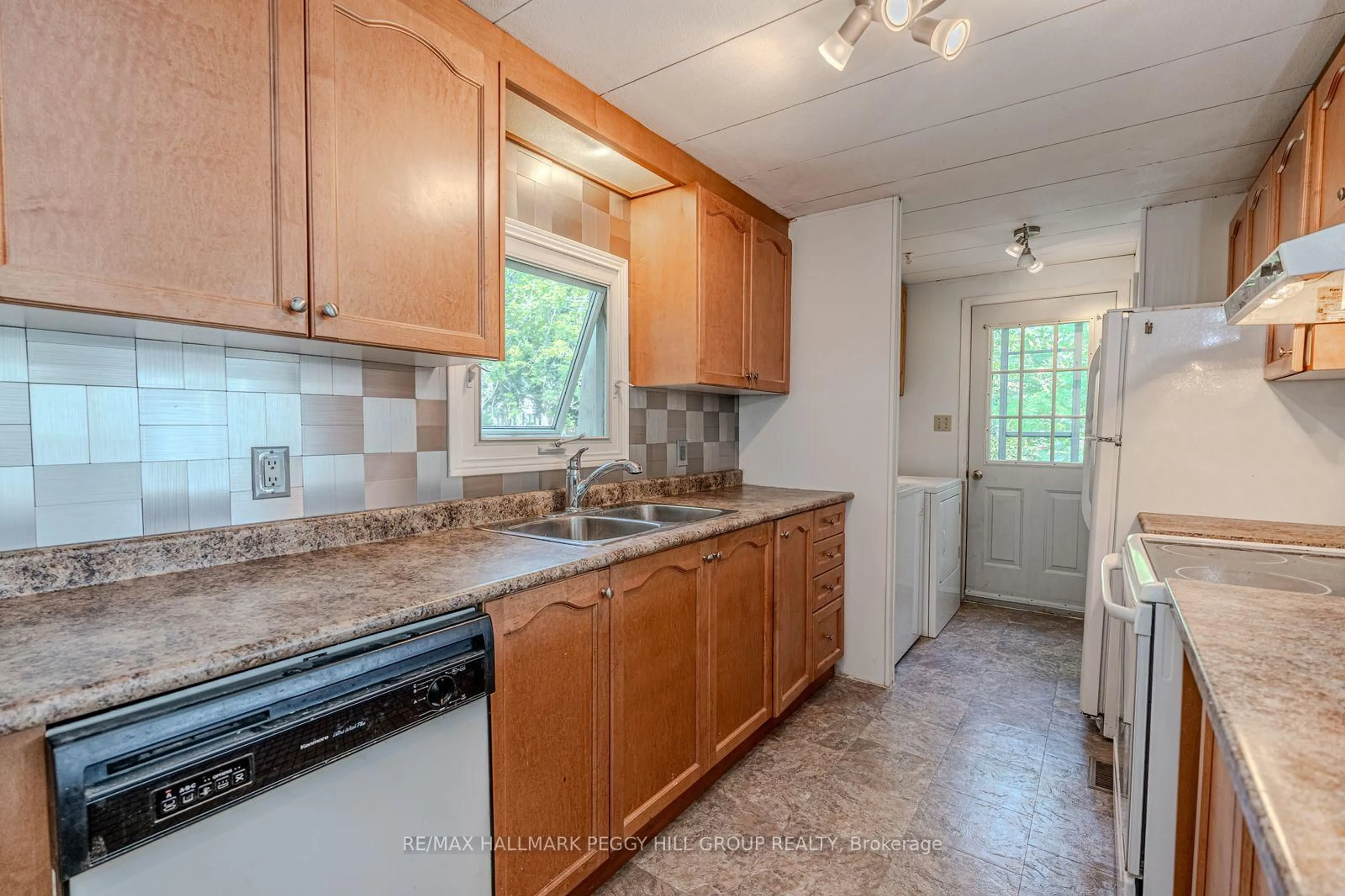 Standard kitchen, ceramic/tile floor for 85 Hawthorne Dr, Innisfil Ontario L9S 1N5