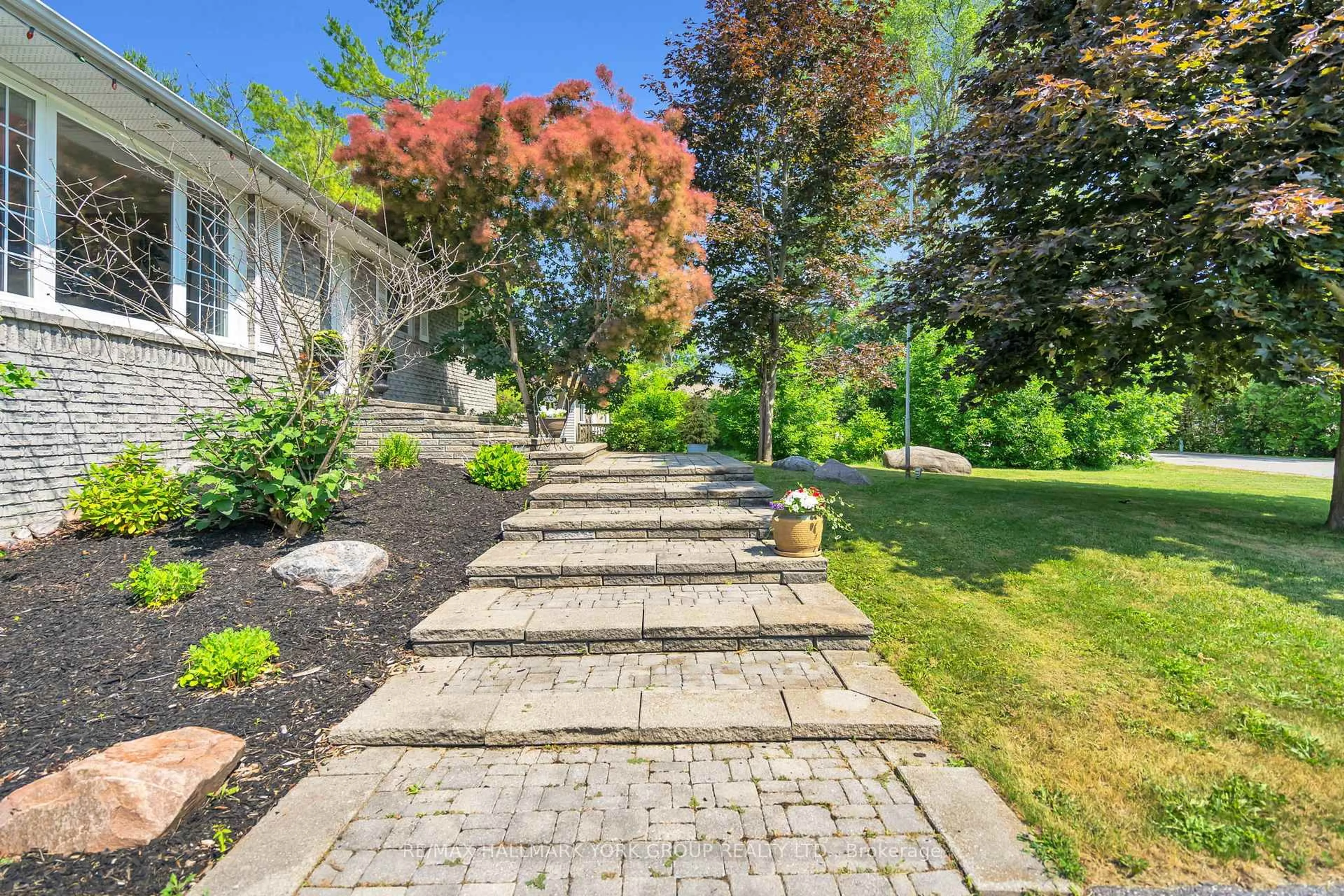 Patio, street for 8 Rushton Rd, Georgina Ontario L0E 1S0