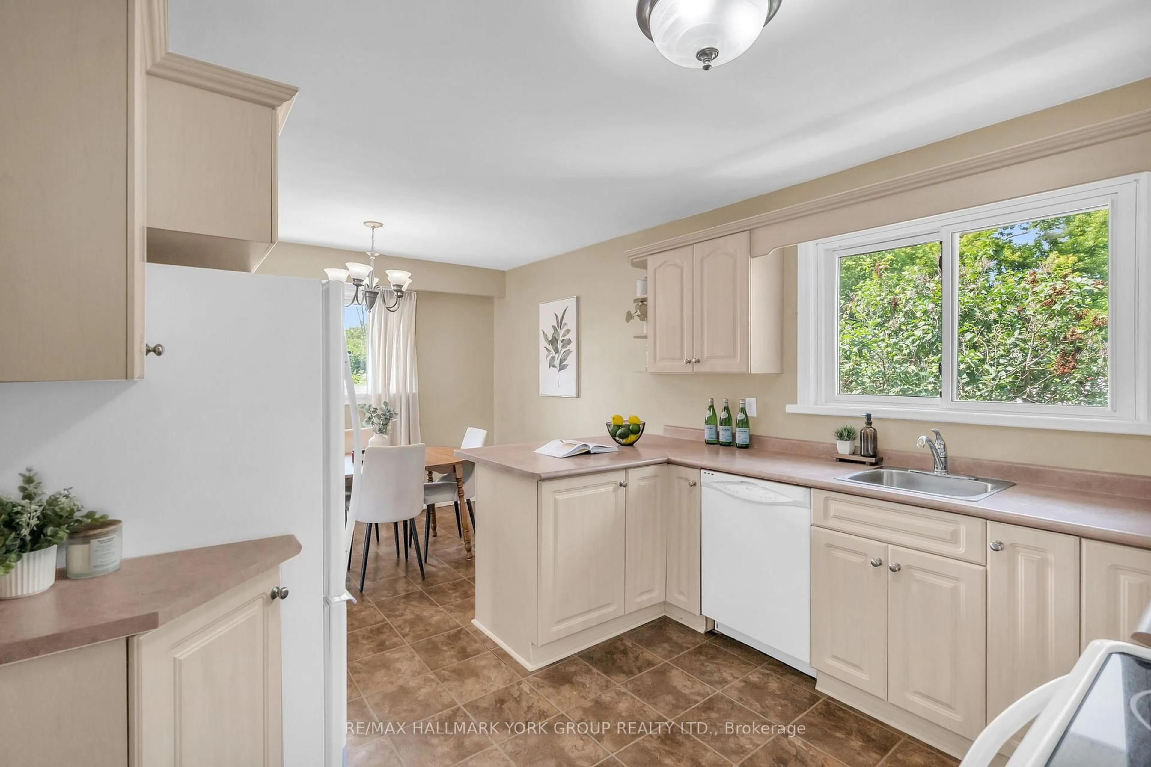 Open concept kitchen, ceramic/tile floor for 8 Rushton Rd, Georgina Ontario L0E 1S0