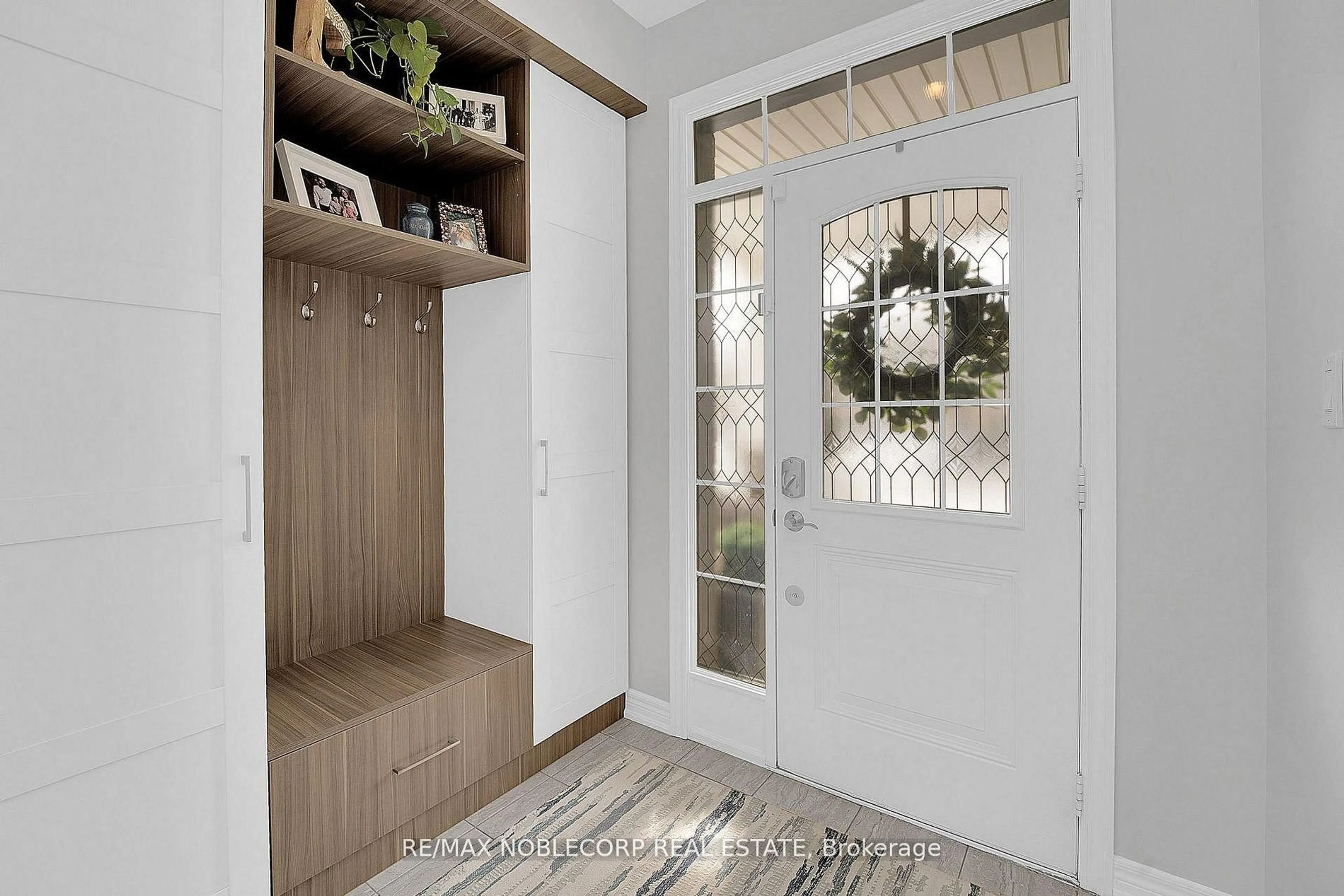 Indoor entryway for 40 Sharpe Cres, New Tecumseth Ontario L0G 1W0