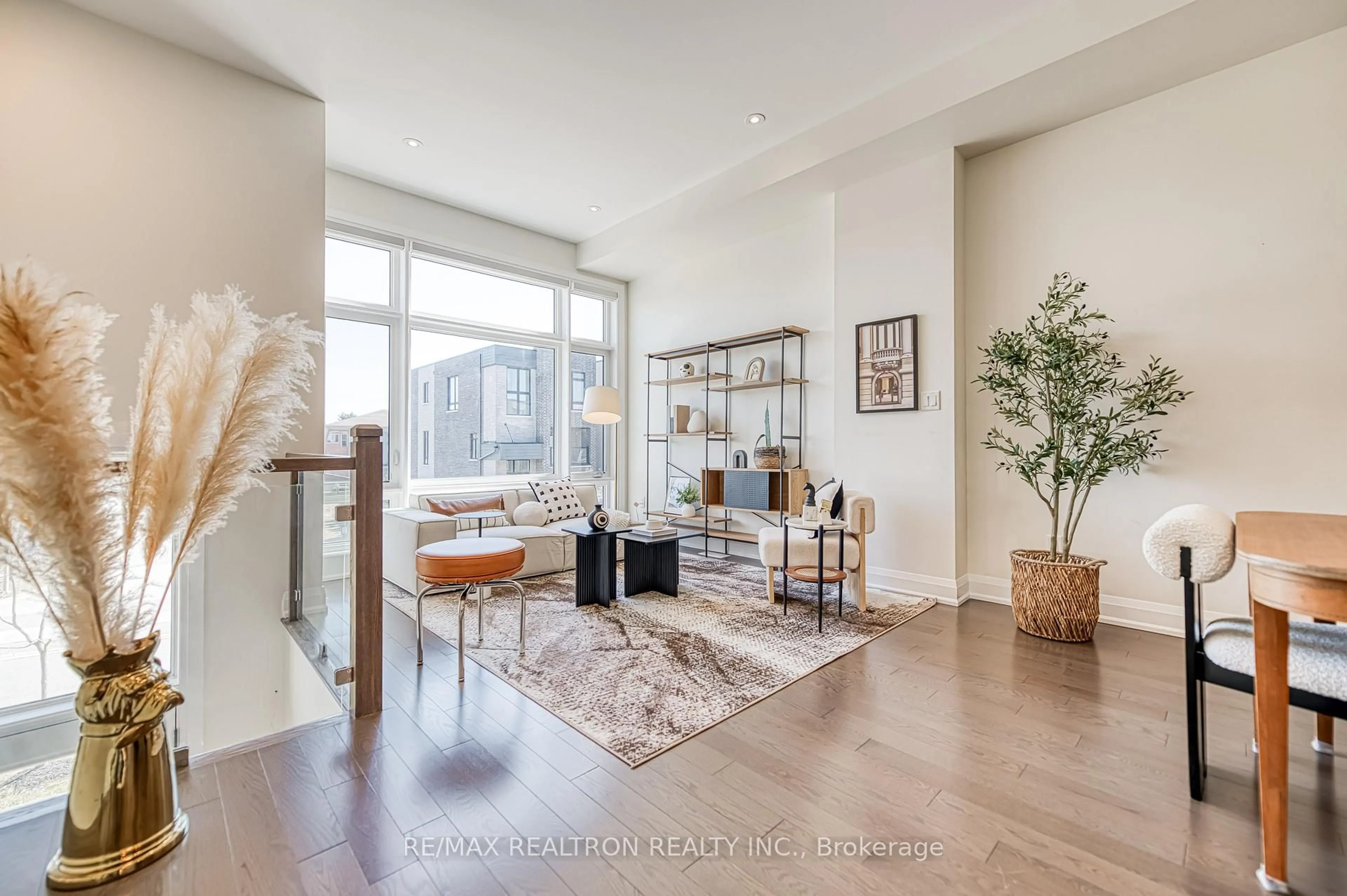 Indoor entryway for 10 Hesperus Rd, Vaughan Ontario L4J 0K3