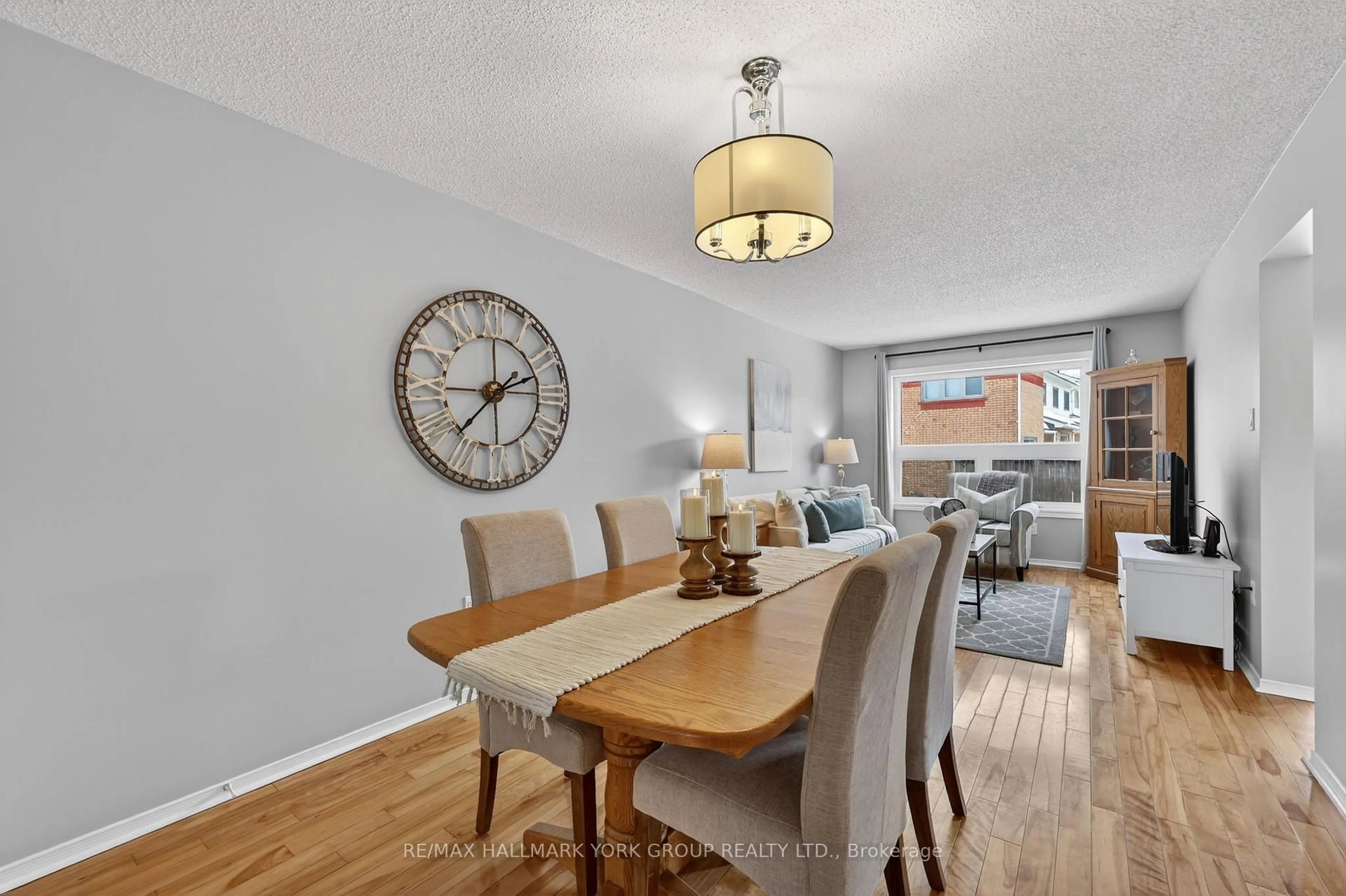 Dining room, wood/laminate floor for 890 Caribou Valley Circ, Newmarket Ontario L3X 1X1