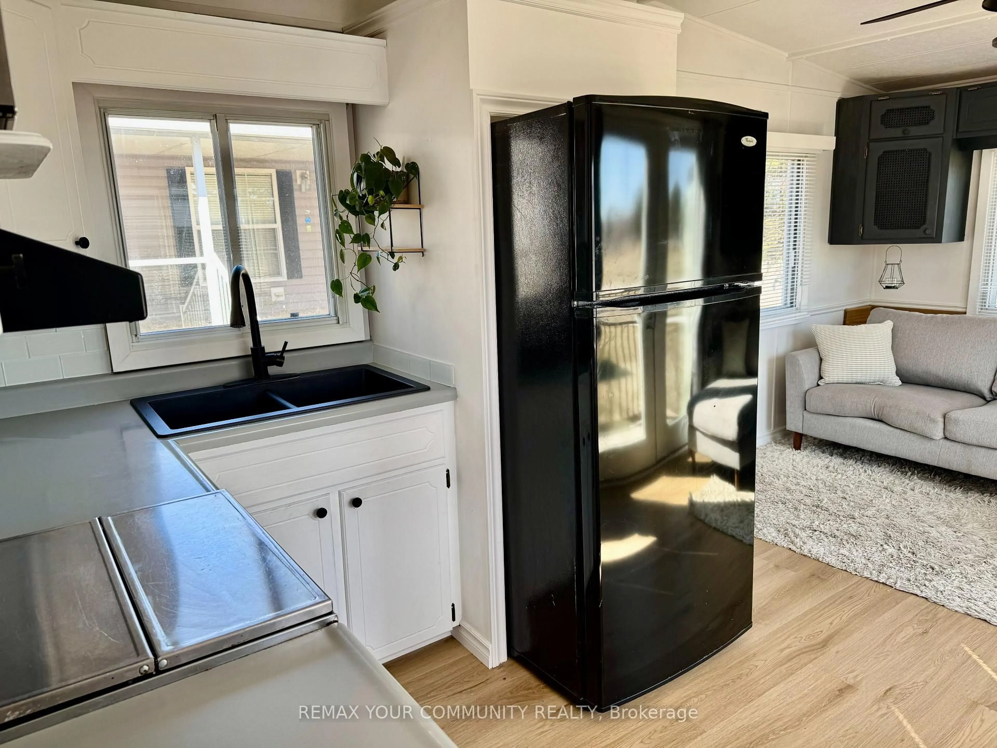 Open concept kitchen, unknown for 285 Crydermans Sdrd #204, Georgina Ontario L0E 1A0