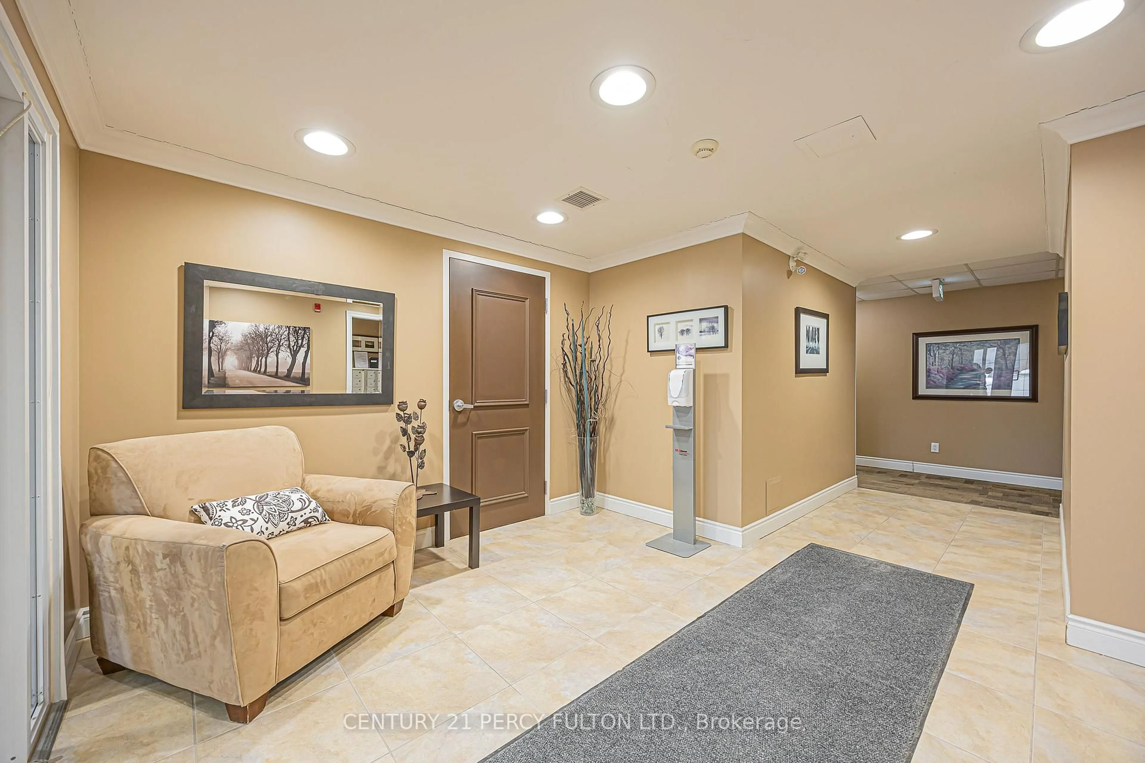 Indoor foyer for 220 Main St #211, Uxbridge Ontario L9P 0B6