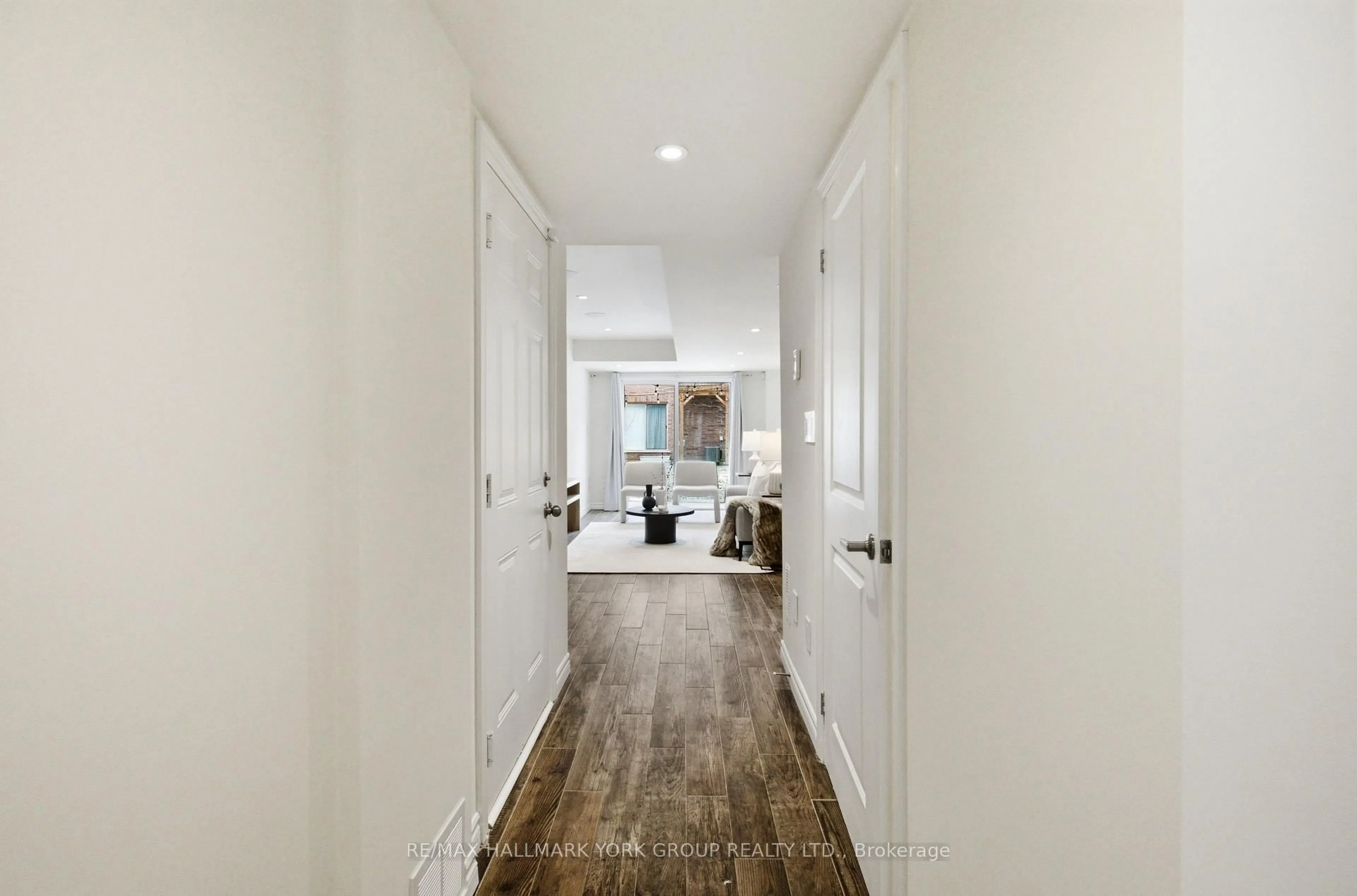 Indoor entryway for 104 Gordon Circ, Newmarket Ontario L3Y 0C9