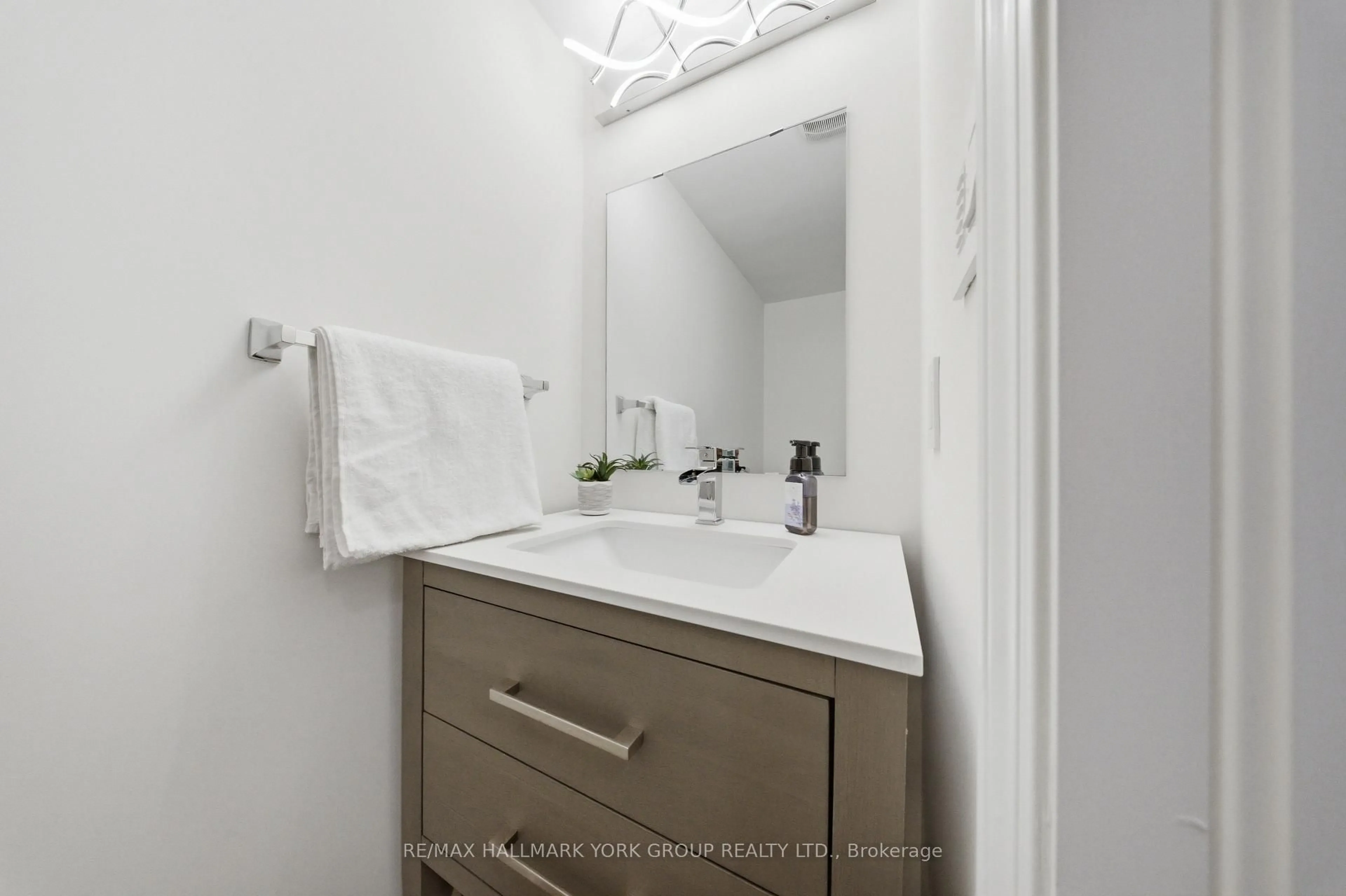 Standard bathroom, ceramic/tile floor for 104 Gordon Circ, Newmarket Ontario L3Y 0C9