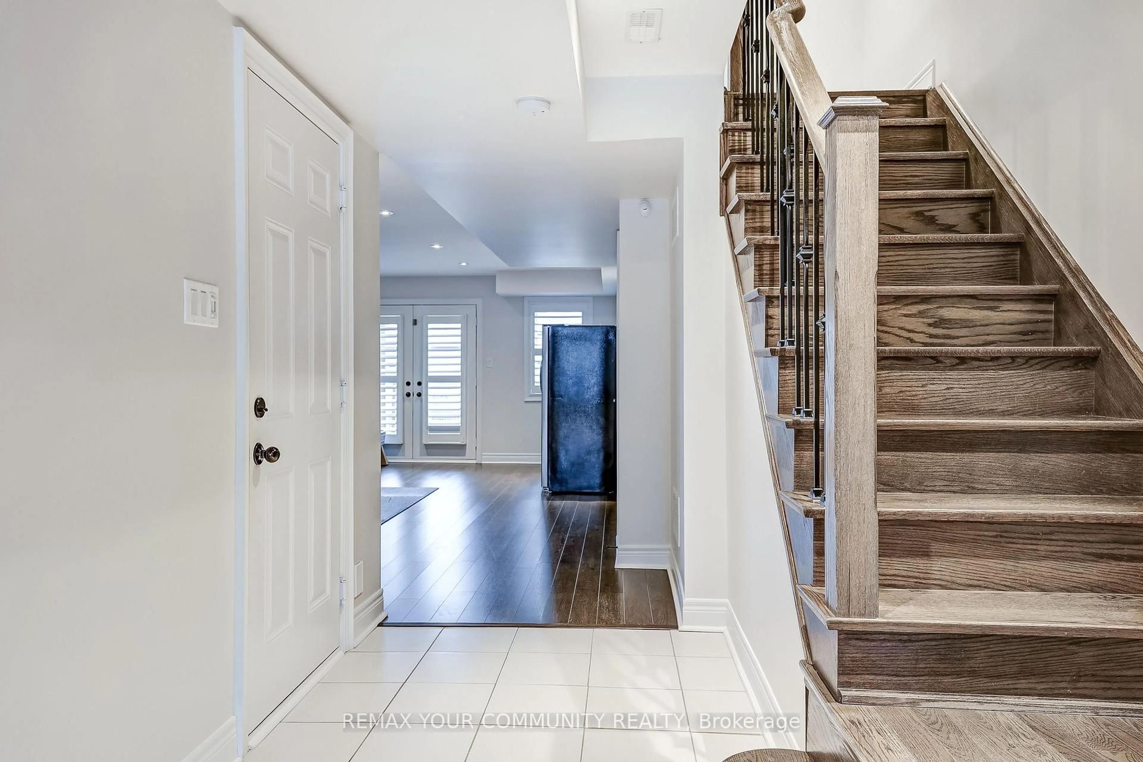 Indoor entryway for 22 Lowther Ave, Richmond Hill Ontario L4E 2Z7