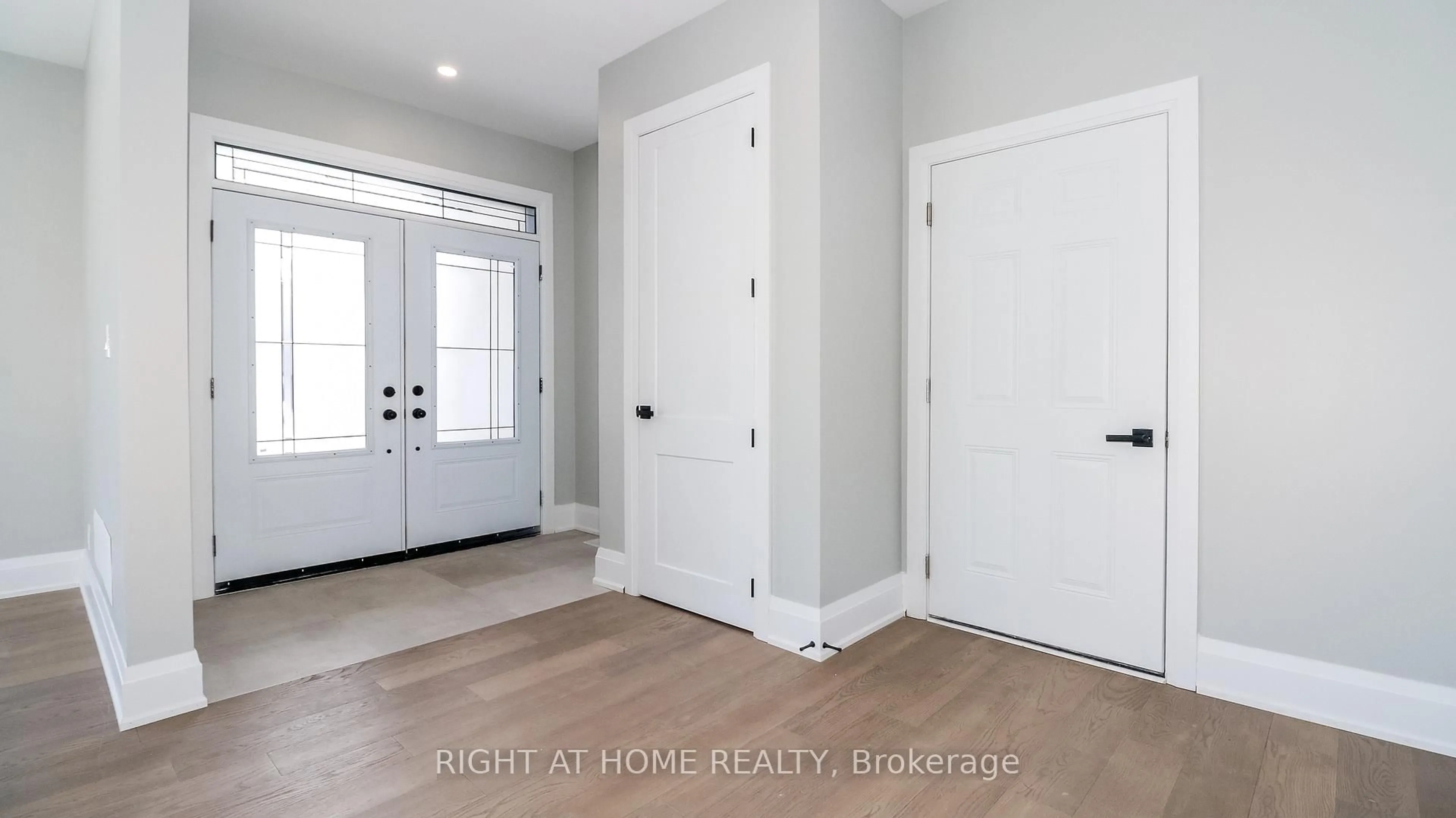 Indoor entryway for 1012 Ferrier Ave, Innisfil Ontario L0L 1C0