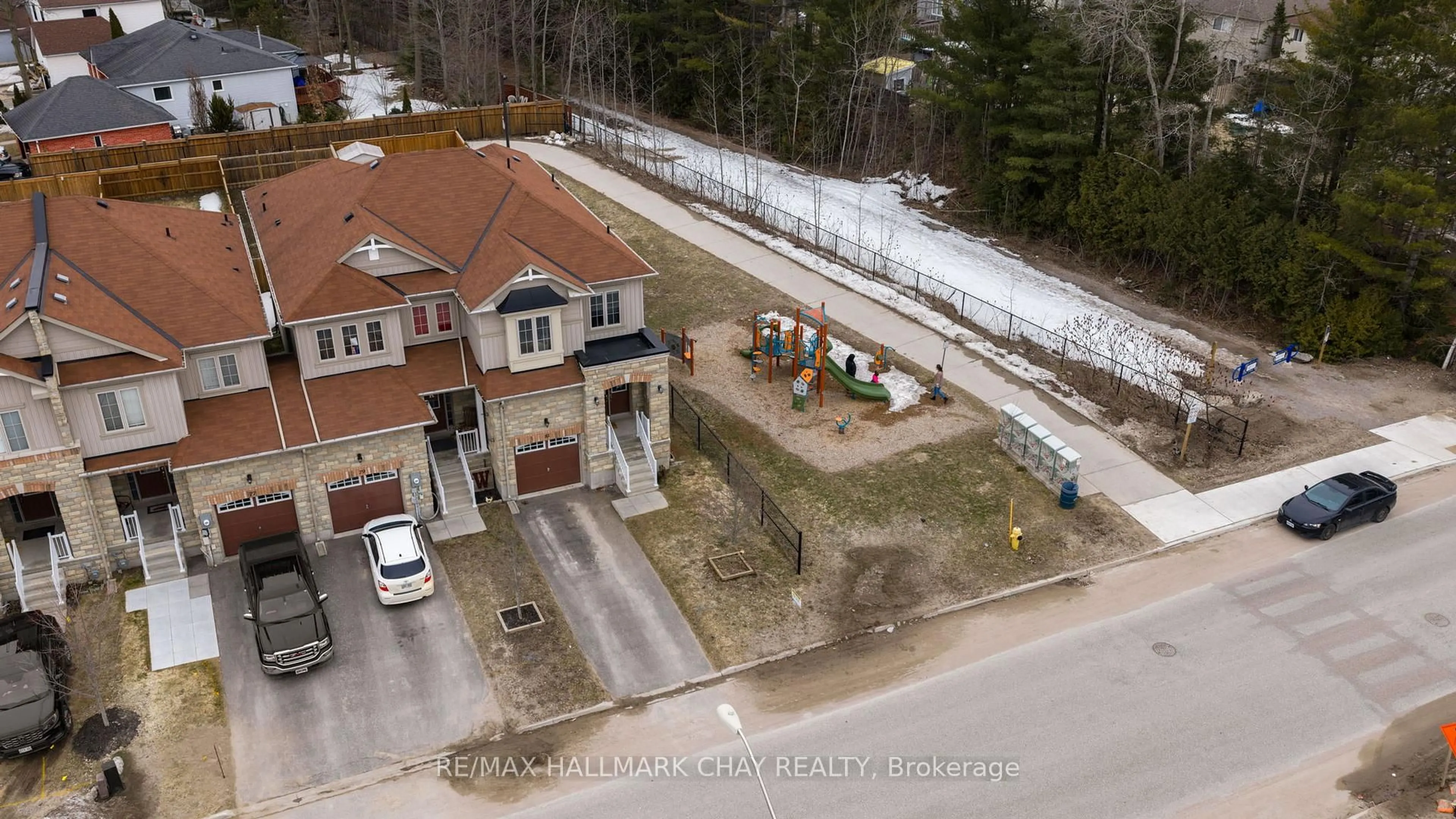 A pic from outside/outdoor area/front of a property/back of a property/a pic from drone, street for 81 Greenwood Dr, Essa Ontario L3W 0N5