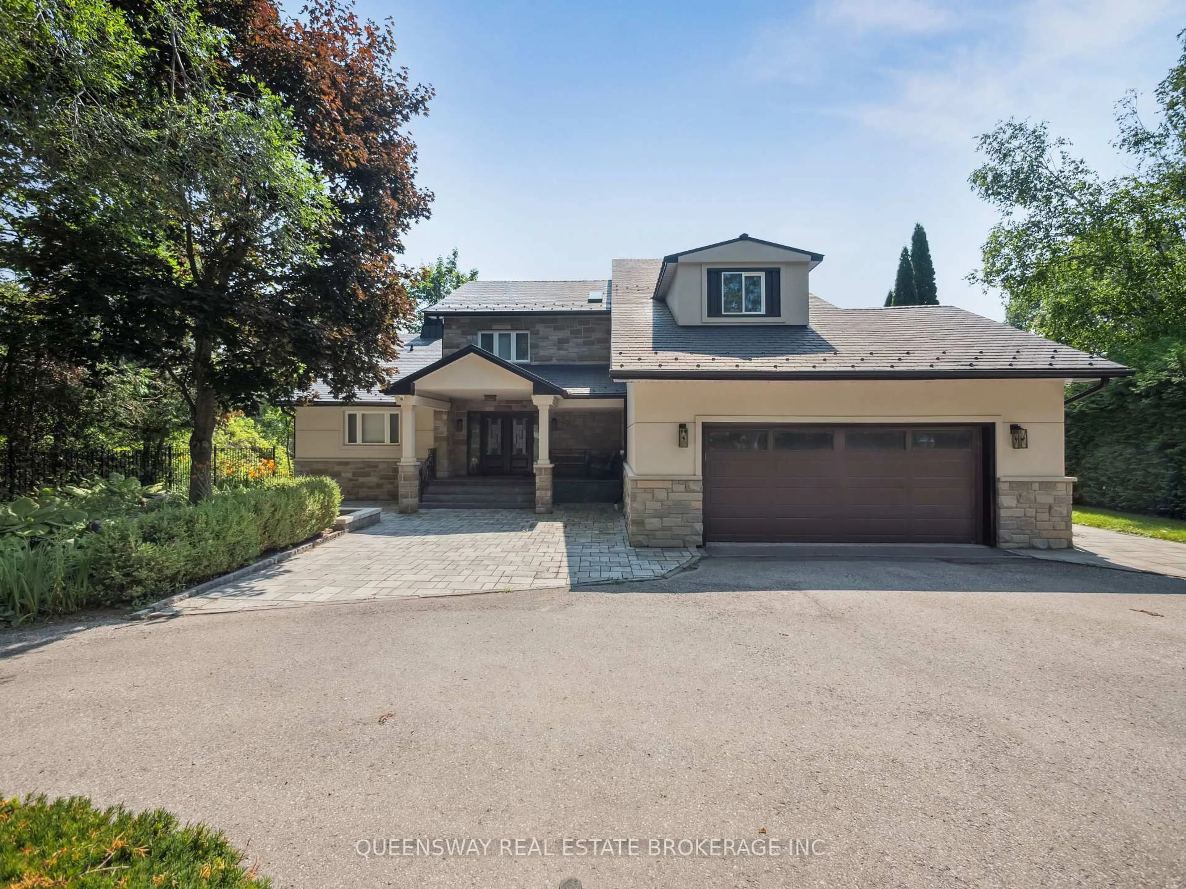 A pic from outside/outdoor area/front of a property/back of a property/a pic from drone, street for 109 Woodriver Bend, Georgina Ontario L0E 1R0