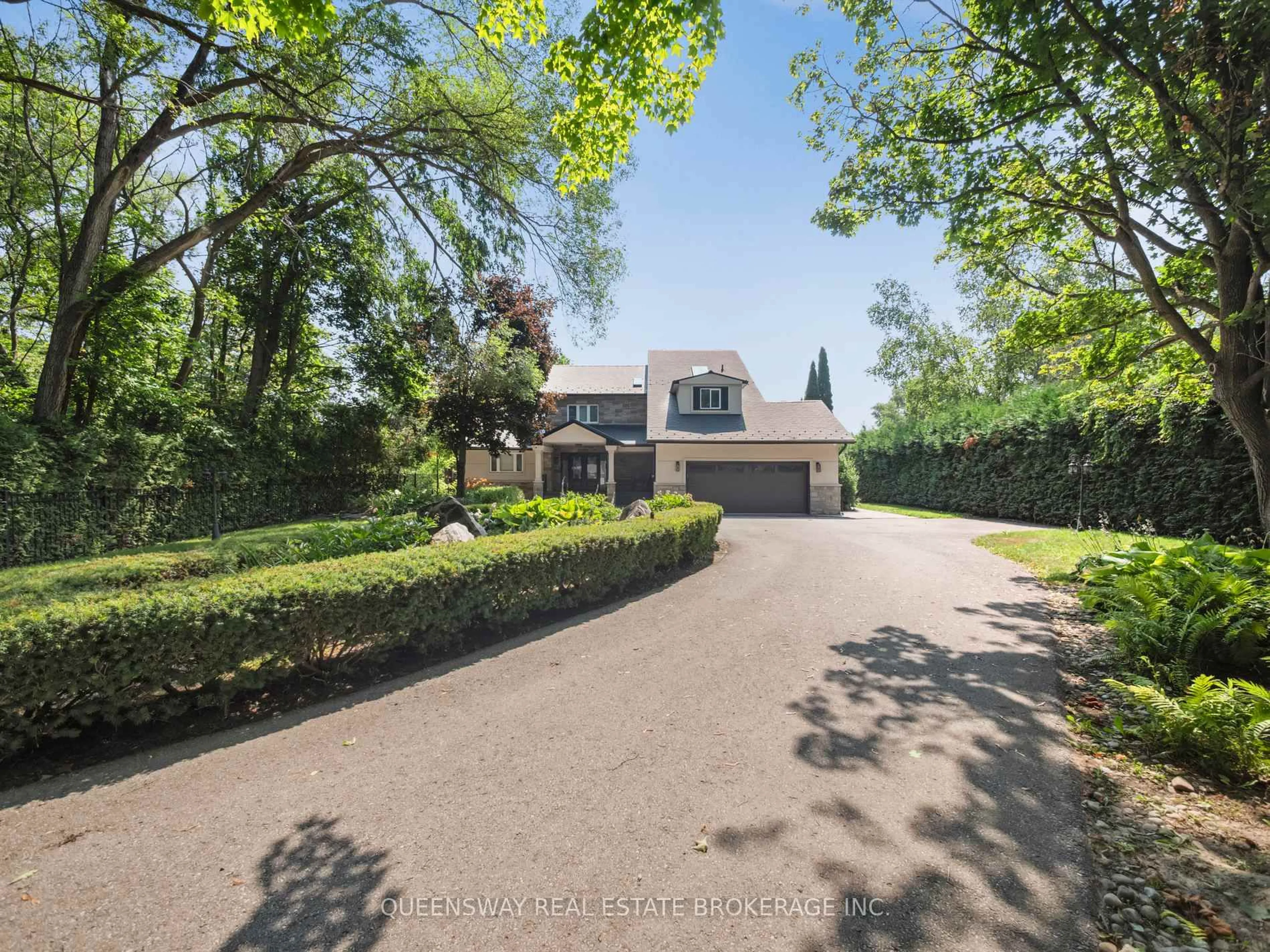 A pic from outside/outdoor area/front of a property/back of a property/a pic from drone, street for 109 Woodriver Bend, Georgina Ontario L0E 1R0