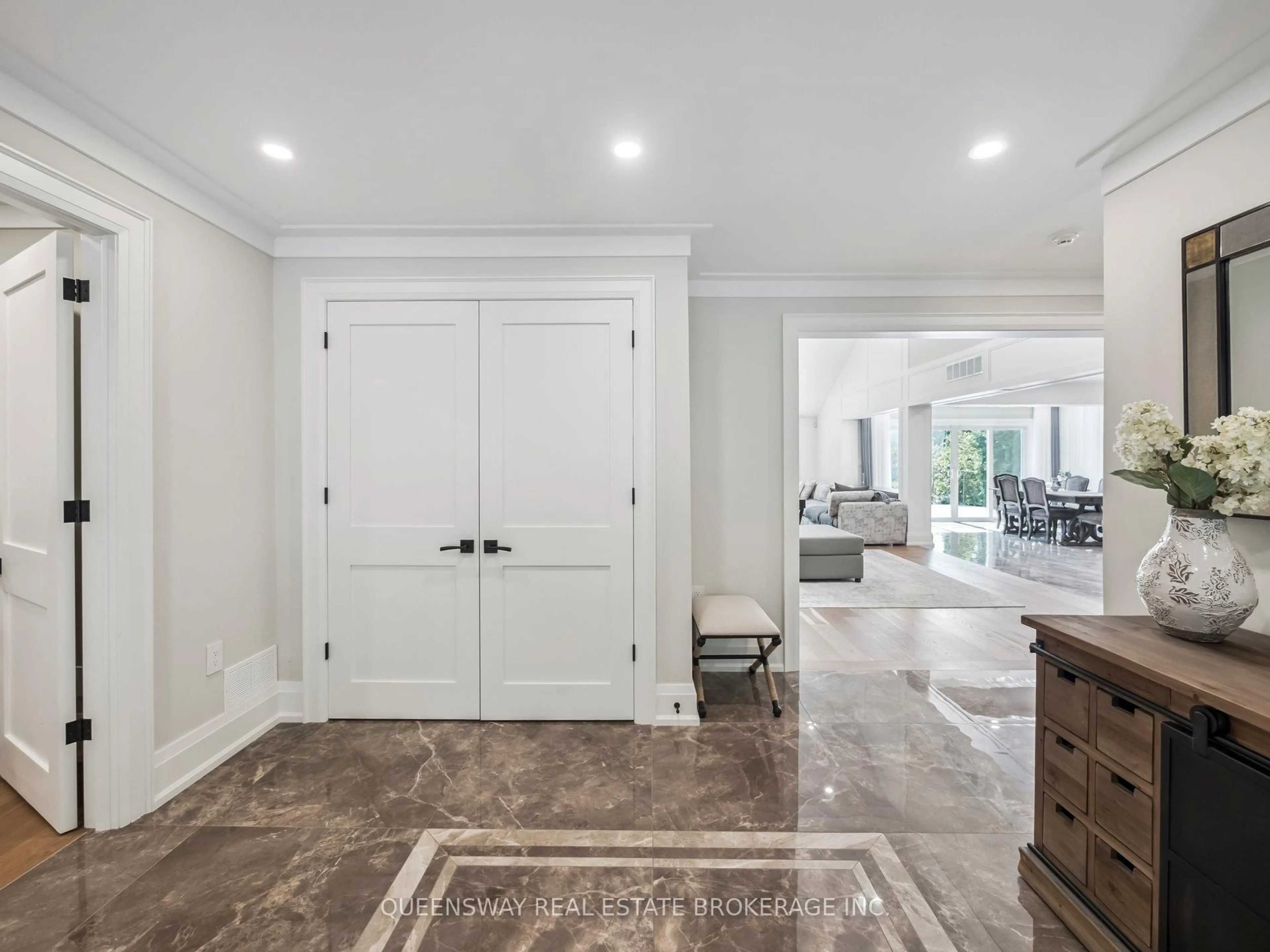 Indoor entryway for 109 Woodriver Bend, Georgina Ontario L0E 1R0