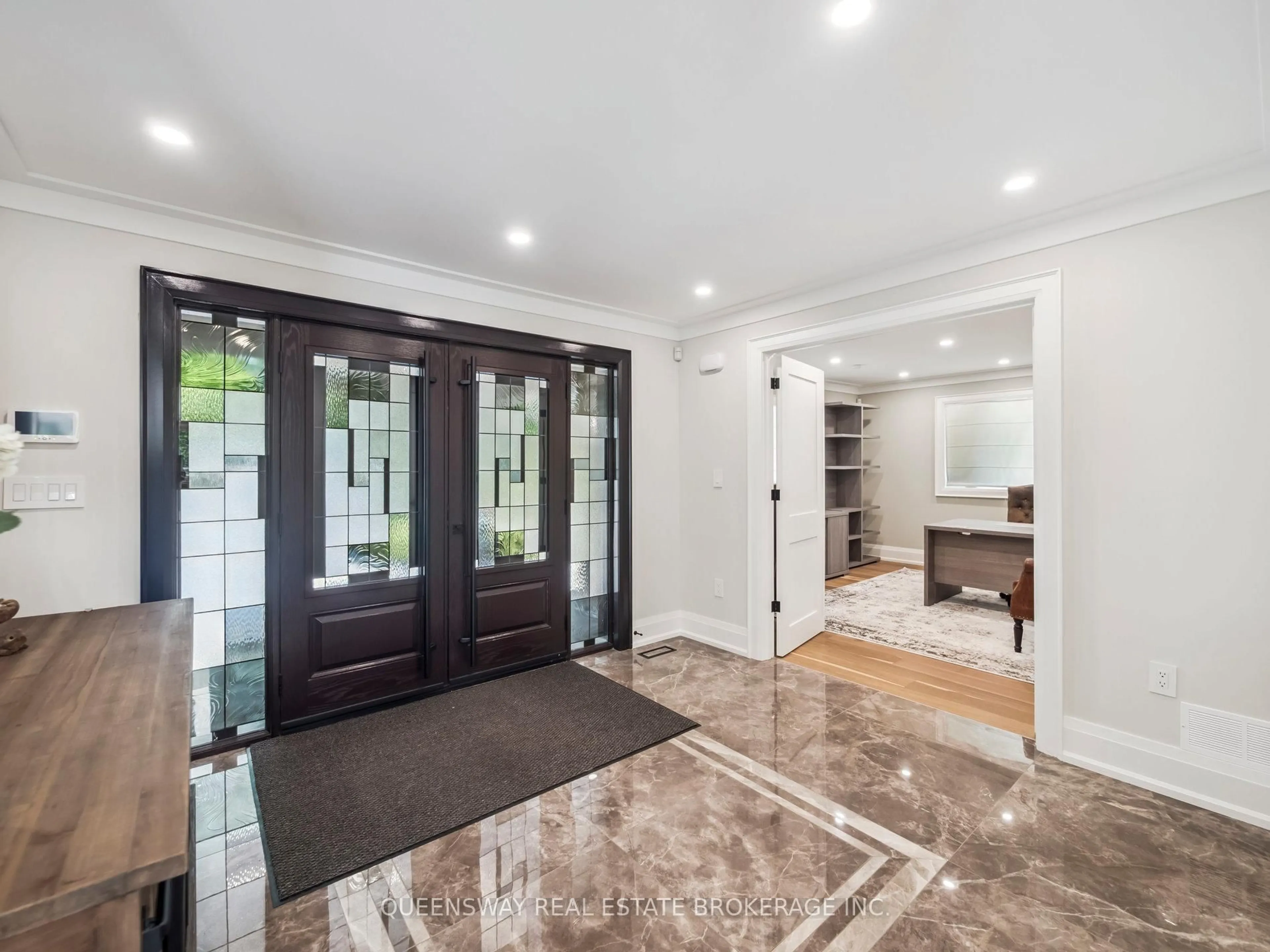 Indoor entryway for 109 Woodriver Bend, Georgina Ontario L0E 1R0