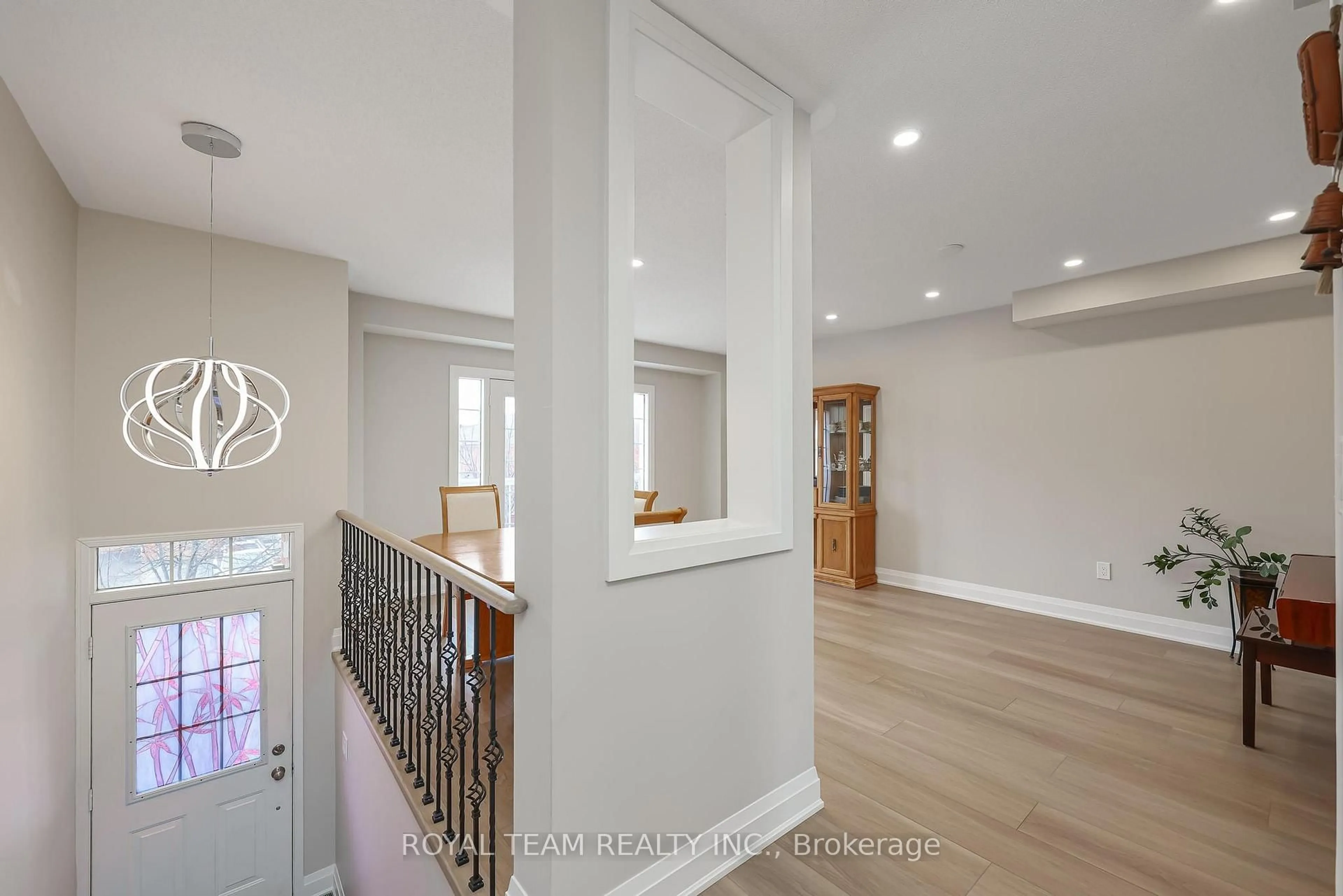 Indoor entryway for 11 Jarrett Crt, Vaughan Ontario L6A 3W4