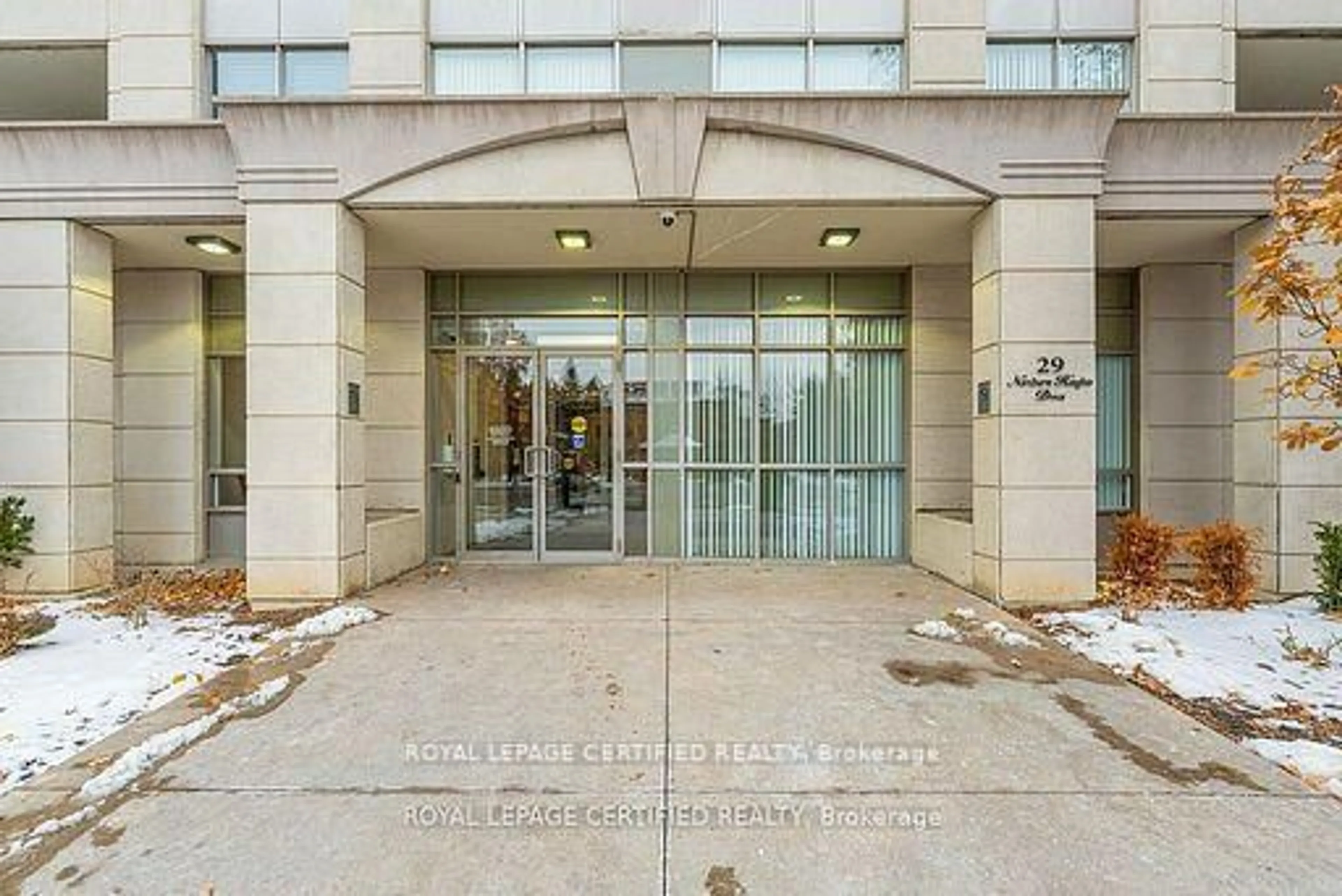 Indoor foyer for 29 Northern Hts #606, Richmond Hill Ontario L4B 4L8