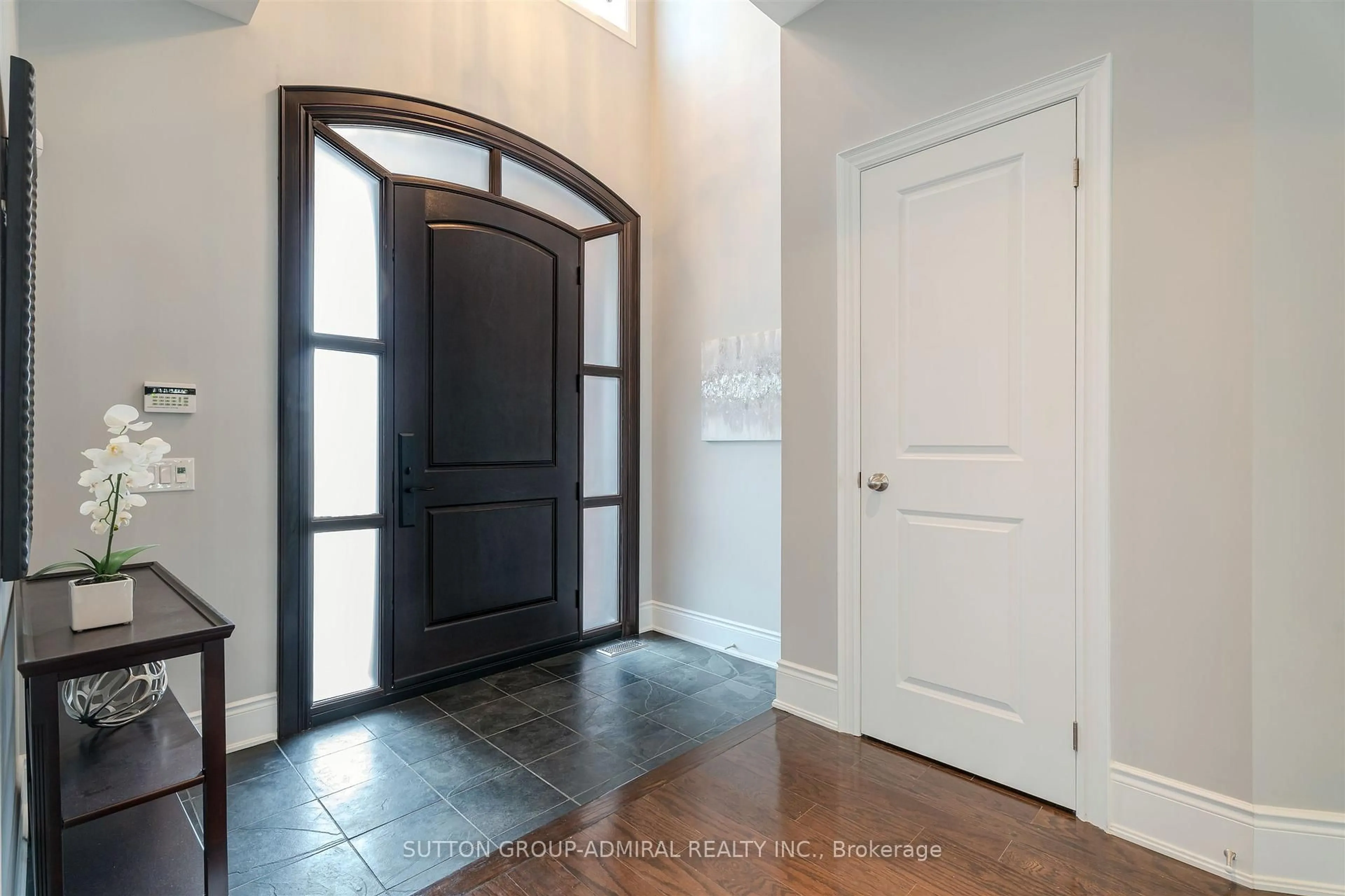 Indoor entryway for 8 Chapel Gully Tr, King Ontario L7B 0A1